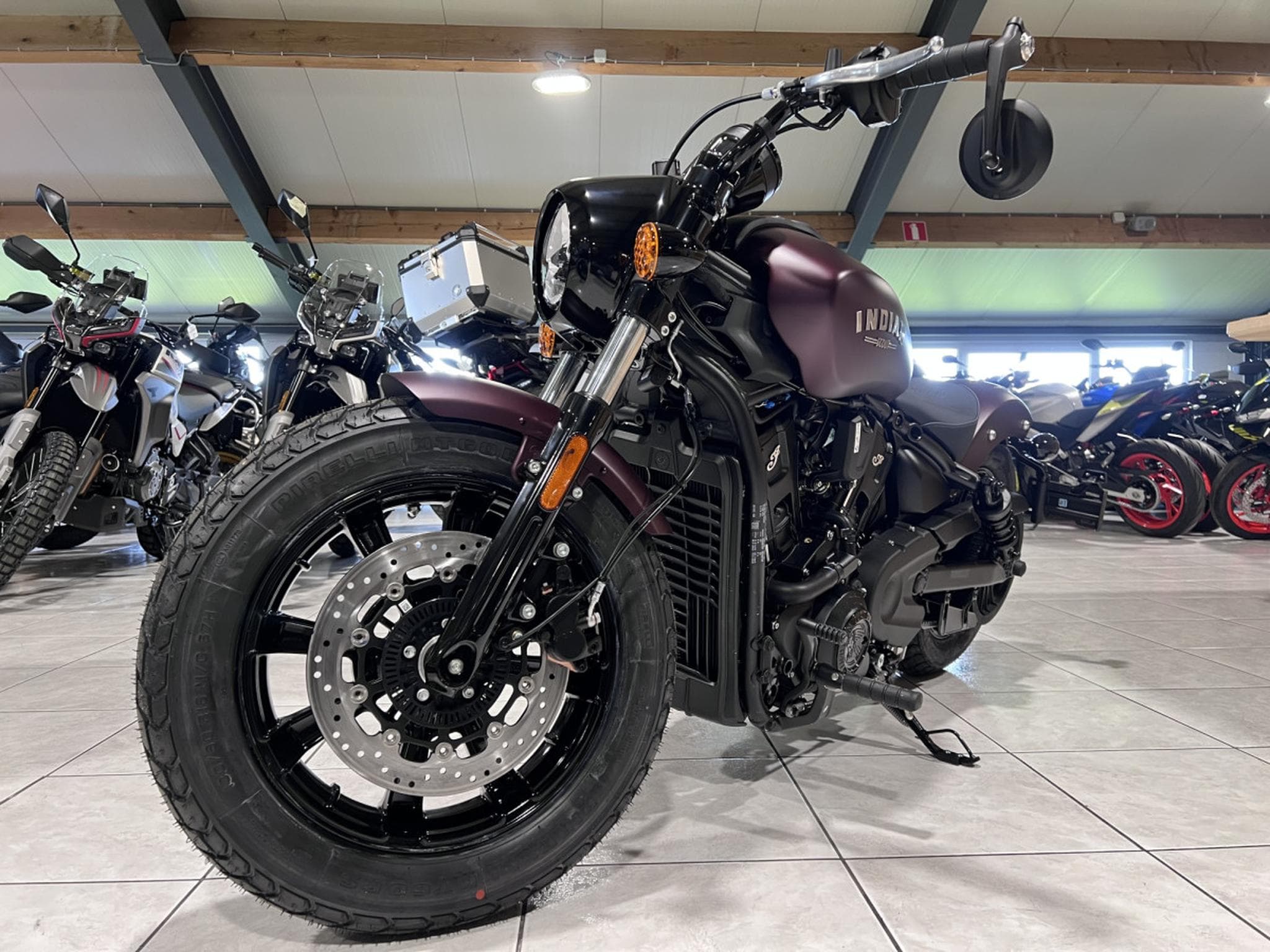 Indian Scout Bobber Maroon Metallic Smoke (2026) - Photo 2