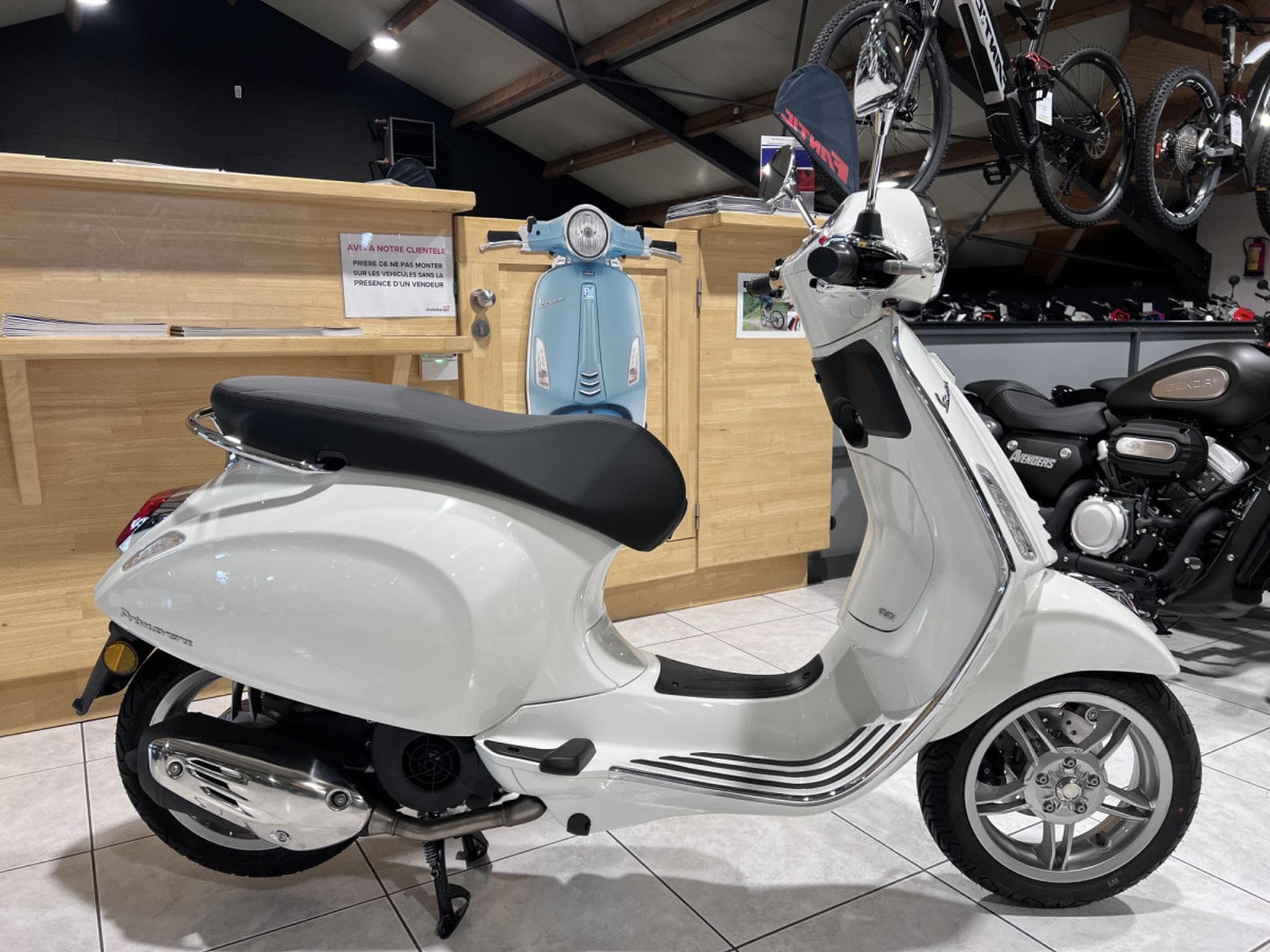 Vespa Primavera BLANC (2026) - Photo 1