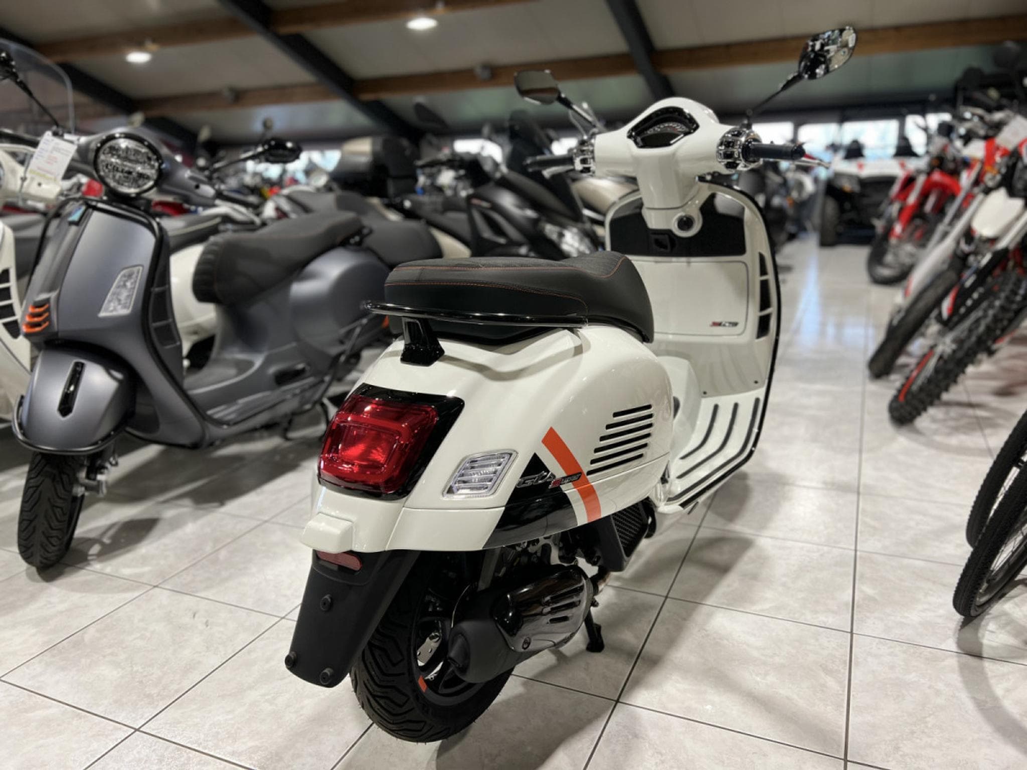 Vespa GTS 125 Blanc (2026) - Photo 3