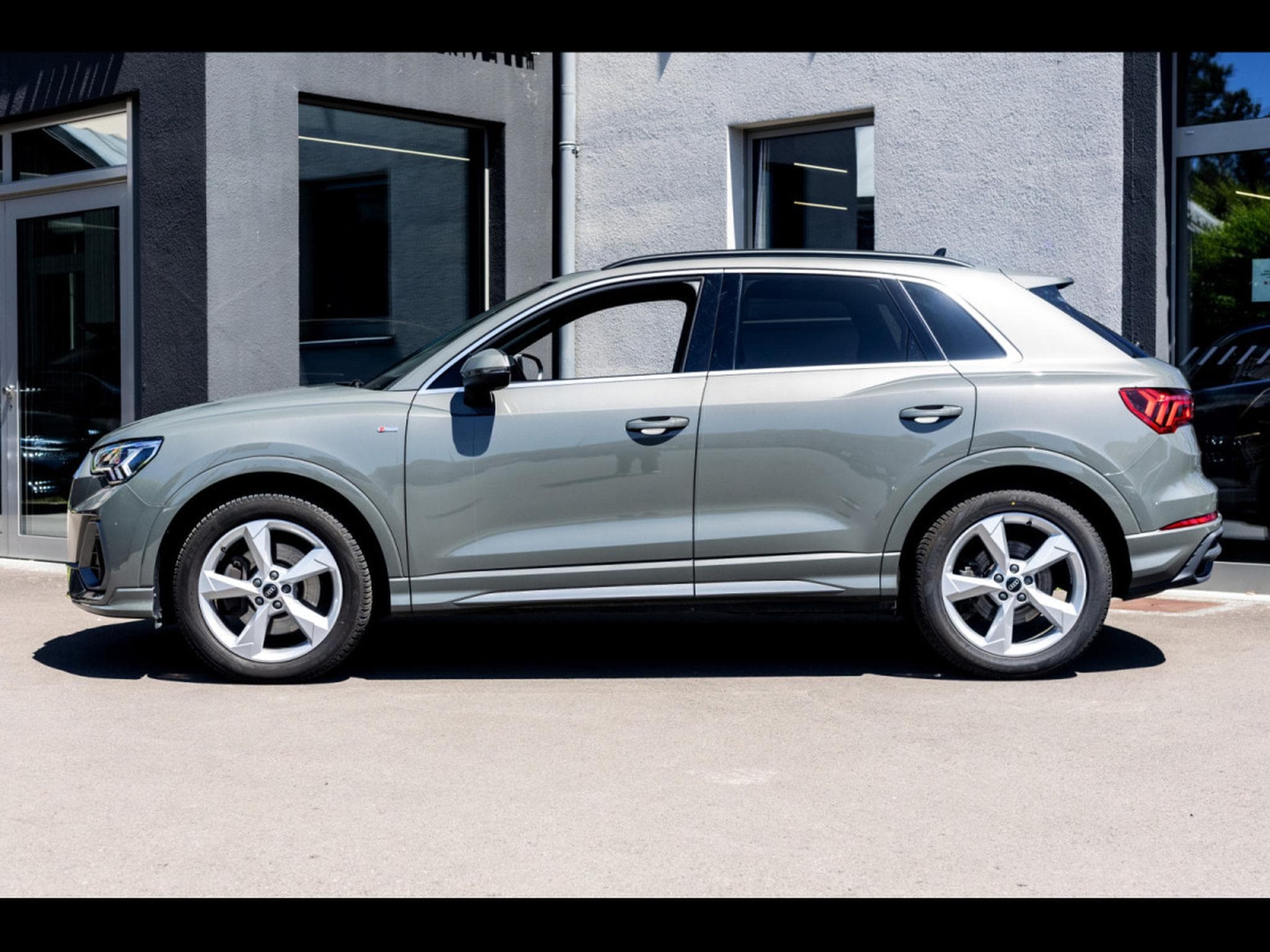 Audi Q3 45 2.0 TFSI (245 CH) QUATTRO S-TRONIC S-LINE - CHRONOS GREY (2021) - Photo 2