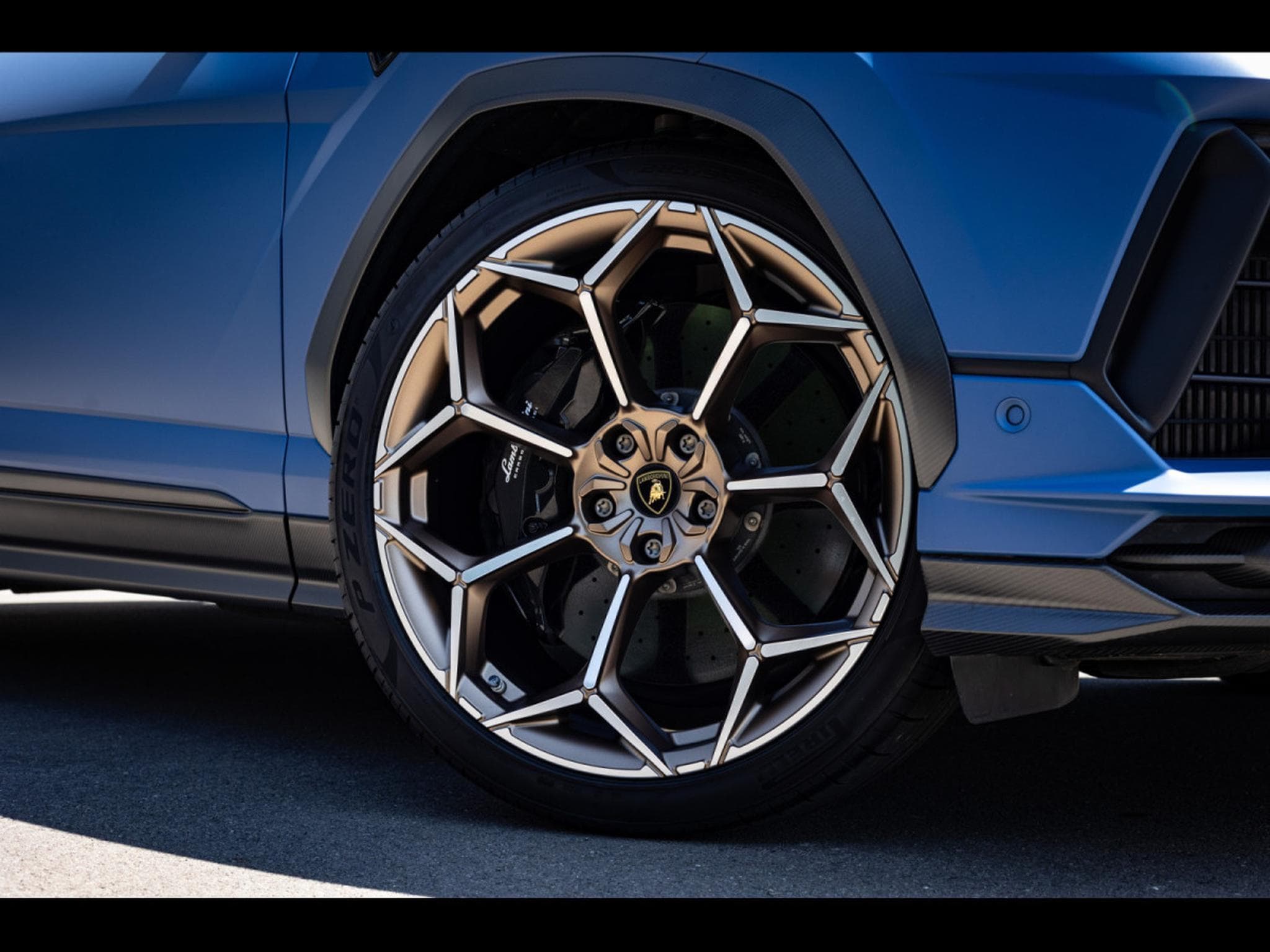 Lamborghini Urus PERFORMANTE 4.0 V8 666 CH - BLU GRIFO MATT - AD PERSONAM - A (2025) - Photo 10