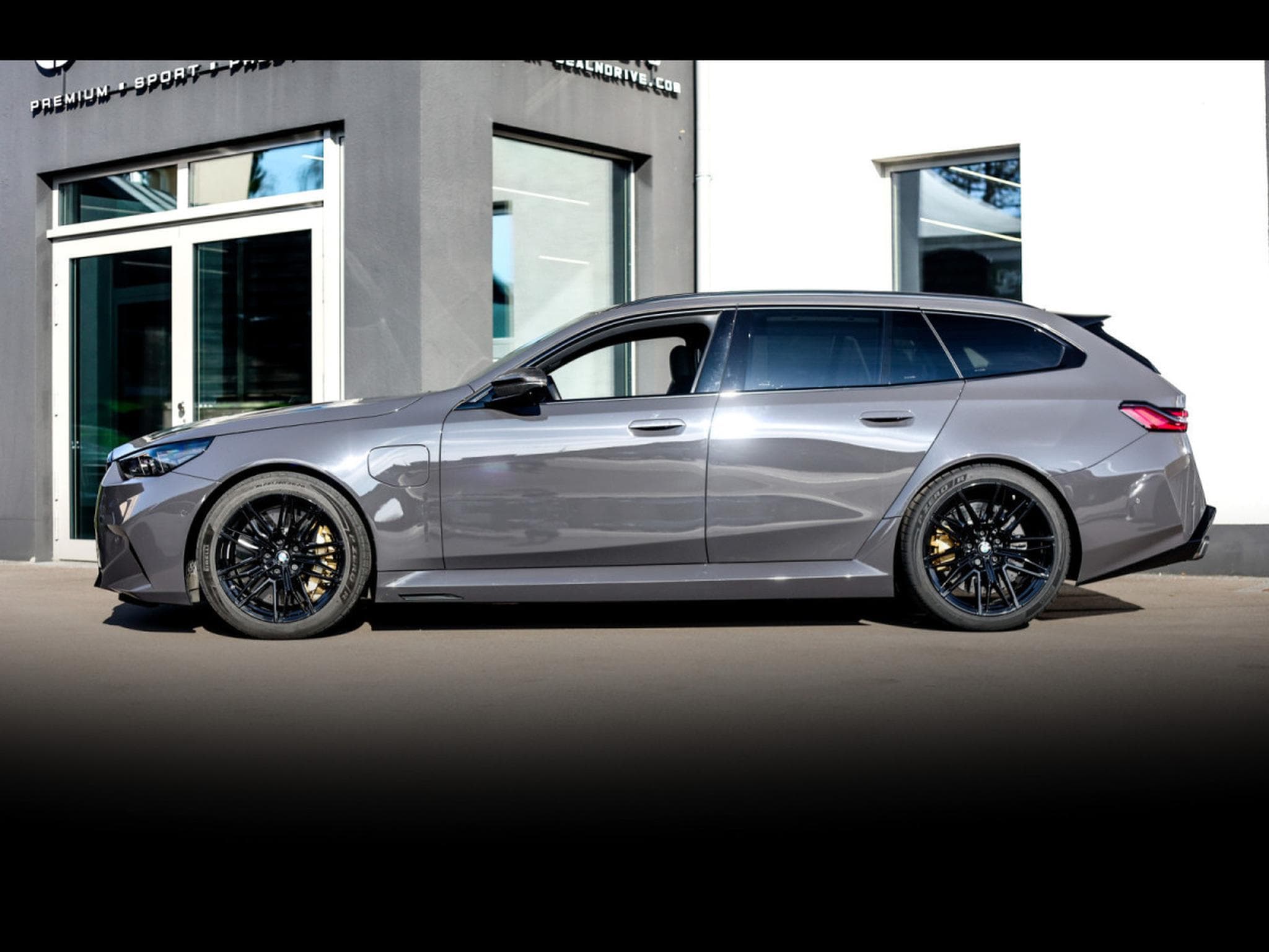 BMW M5 TOURING (G99) - BMW INDIVIDUAL GREY BLACK - PPF - IMMAT FR. (2025) - Photo 2