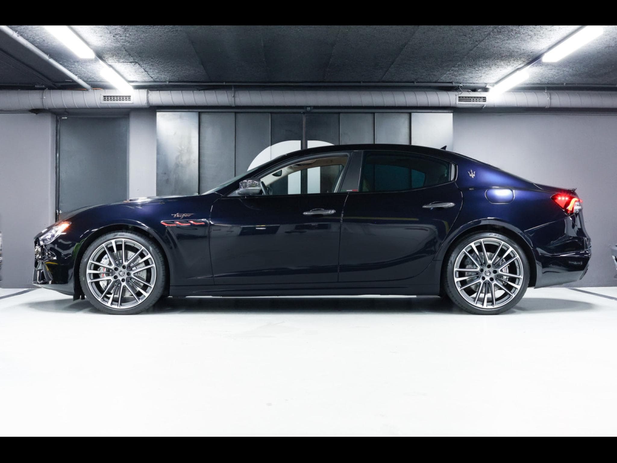 Maserati Ghibli TROFEO 3.8 V8 RWD (580 CH) - CARBON PACK INT / EXT (2023) - Photo 2