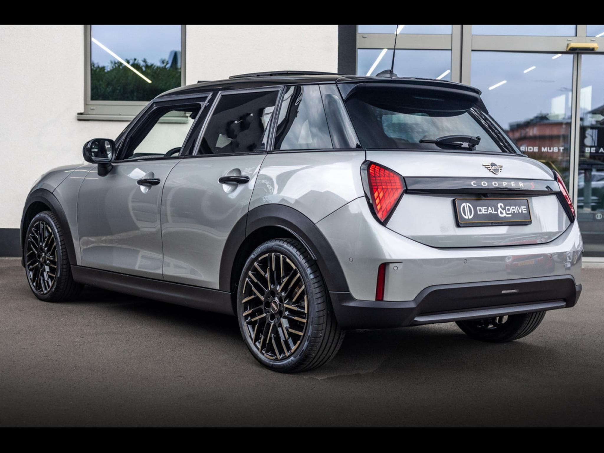 Mini Cooper S 5 PORTES AUTO FAVOURED TRIM - PACK XL - MELTING SILVER III (2025) - Photo 3