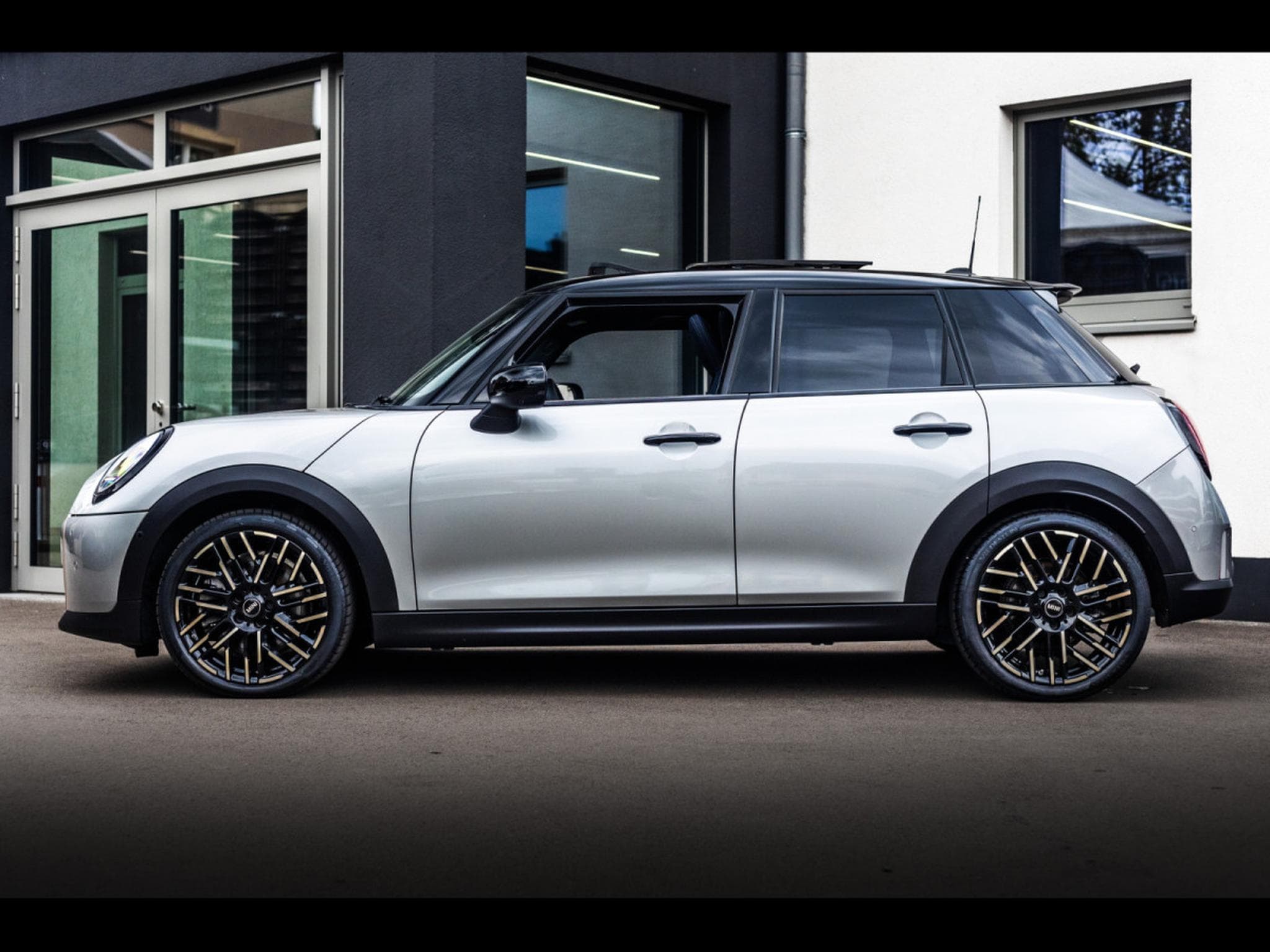 Mini Cooper S 5 PORTES AUTO FAVOURED TRIM - PACK XL - MELTING SILVER III (2025) - Photo 2