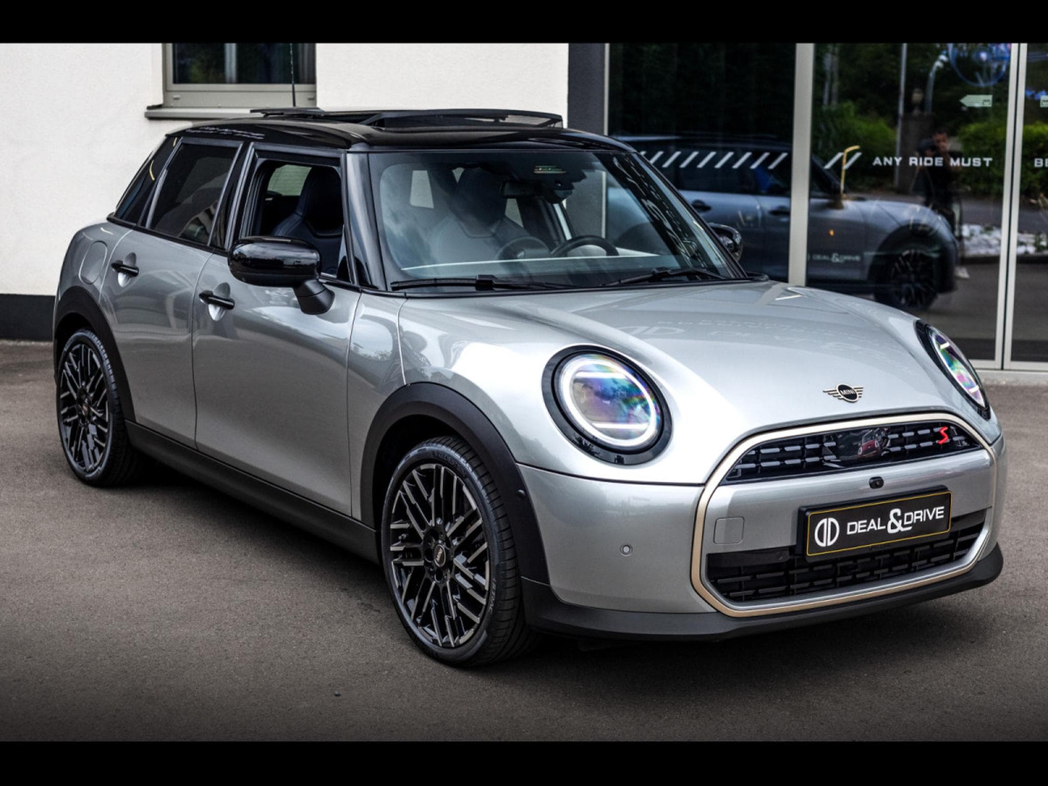 Mini Cooper S 5 PORTES AUTO FAVOURED TRIM - PACK XL - MELTING SILVER III (2025) - Photo 6
