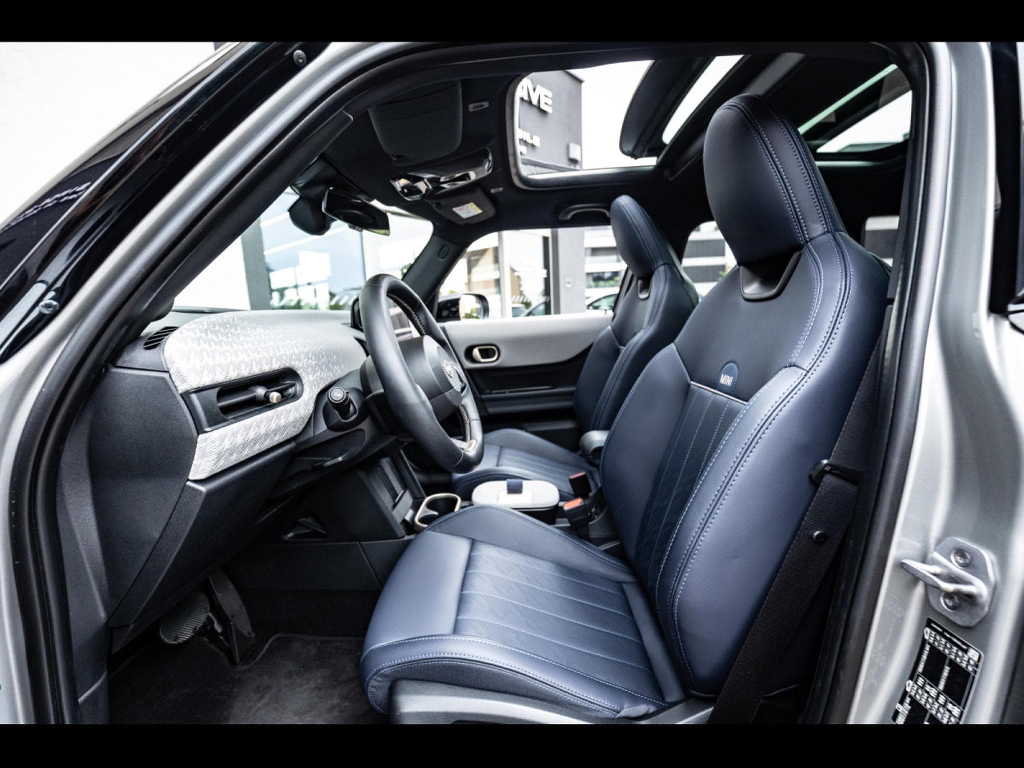 Mini Cooper S 5 PORTES AUTO FAVOURED TRIM - PACK XL - MELTING SILVER III (2025) - Photo 11