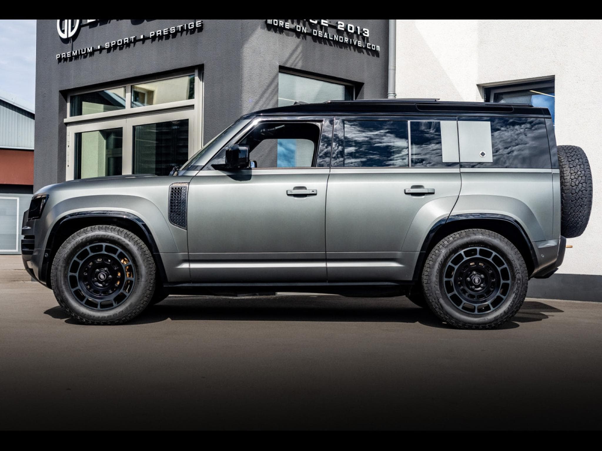 Land-Rover Defender 110 V8 P635 MHEV OCTA AWD EDITION ONE - FAROE GREEN - FULL S (2025) - Photo 2