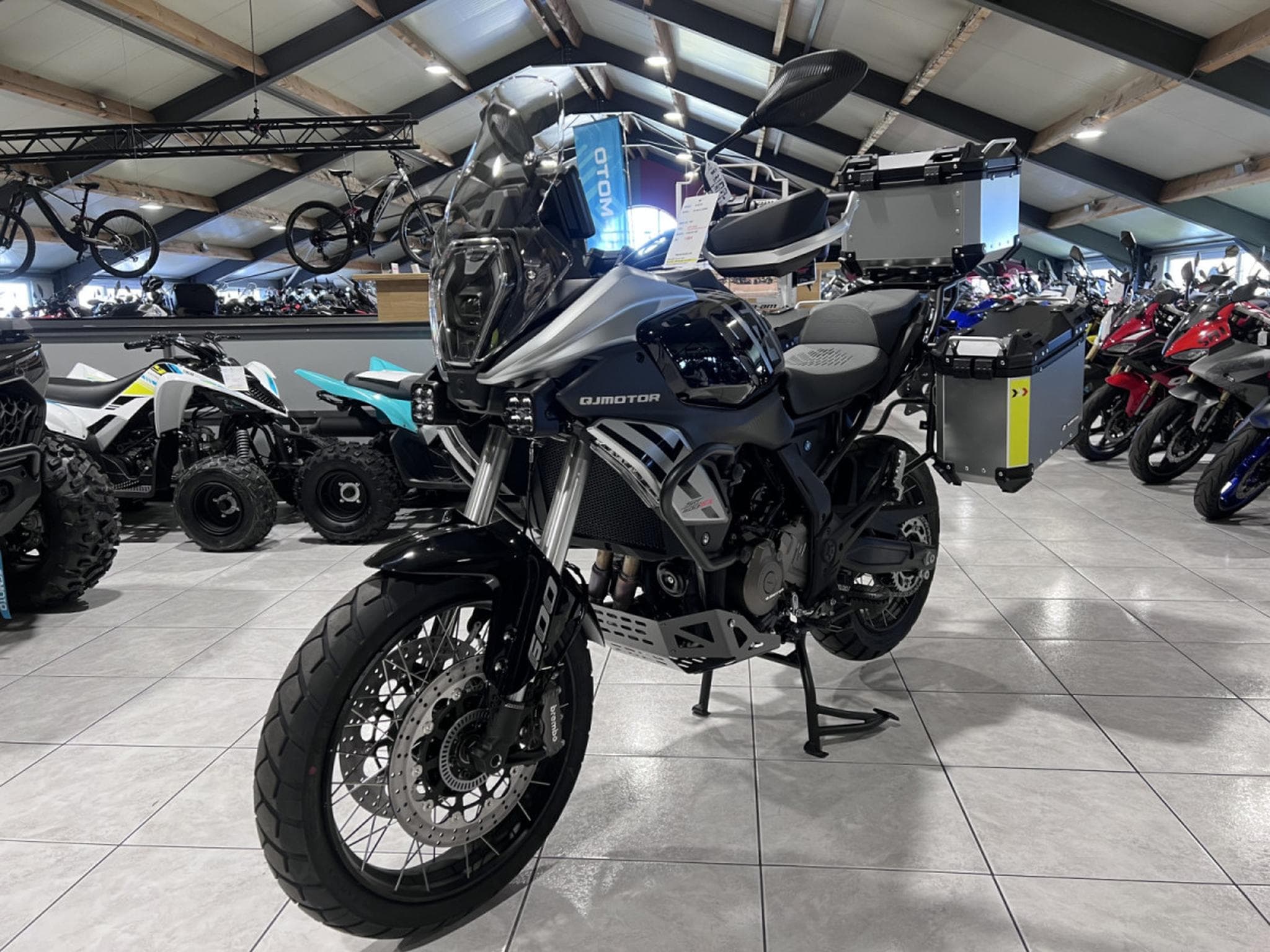 QJmotor SRT 600 SX TOURING (2026) - Photo 2