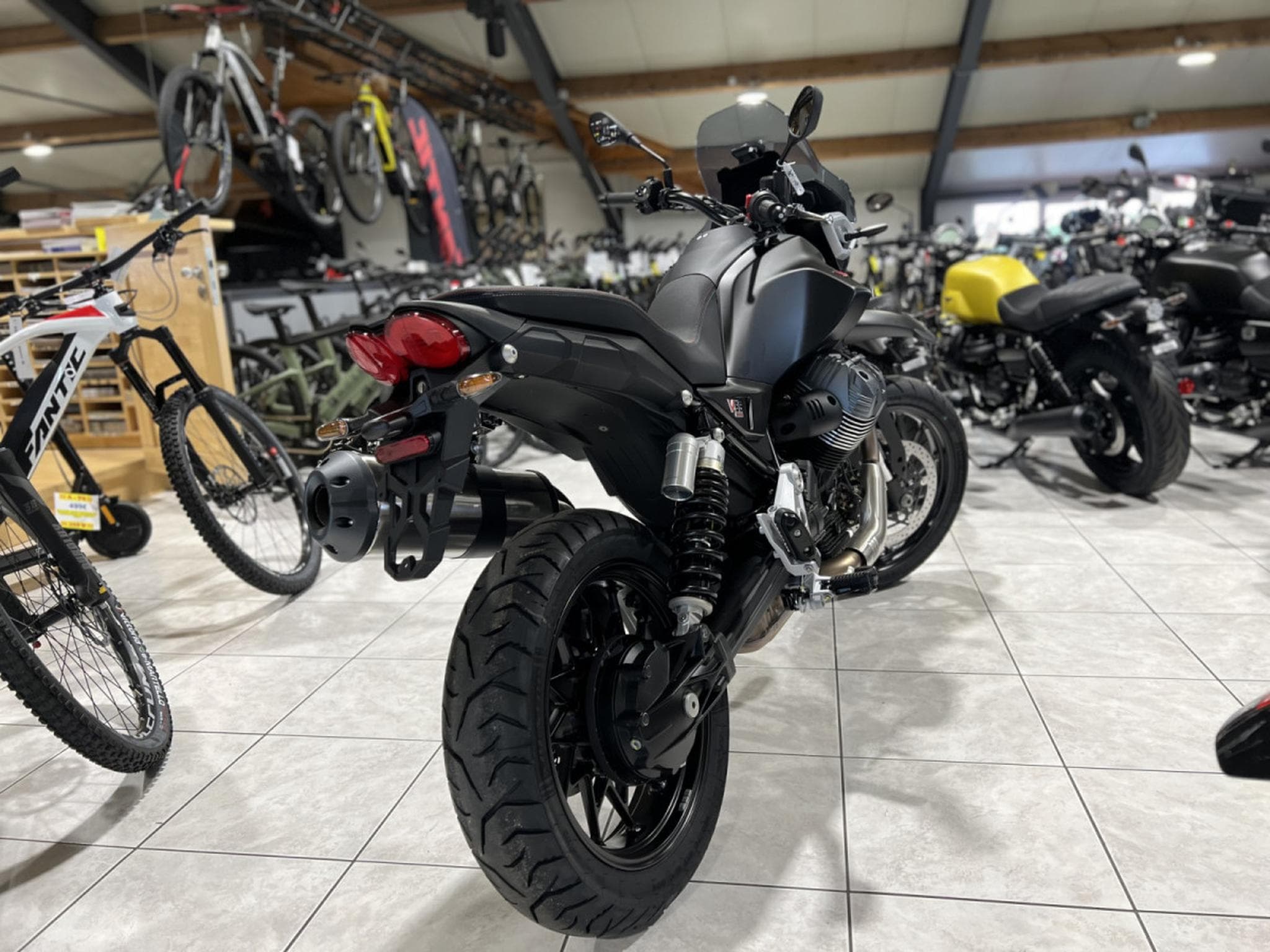 Moto Guzzi V85 TT  Strada (2026) - Photo 2