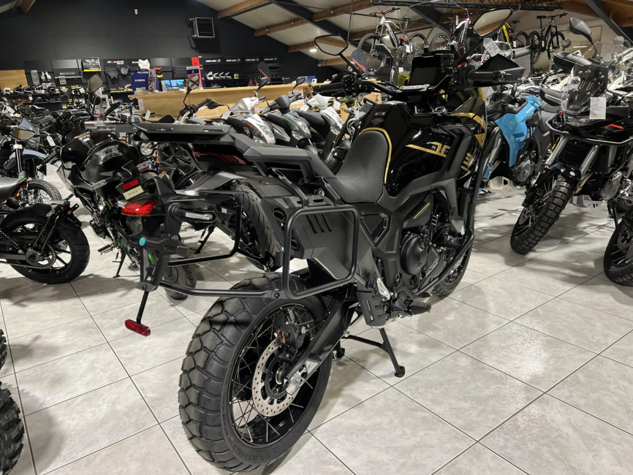 Zontes 703 F BLACK/GOLD 19 + Pack valises offert (2026) - Photo 3