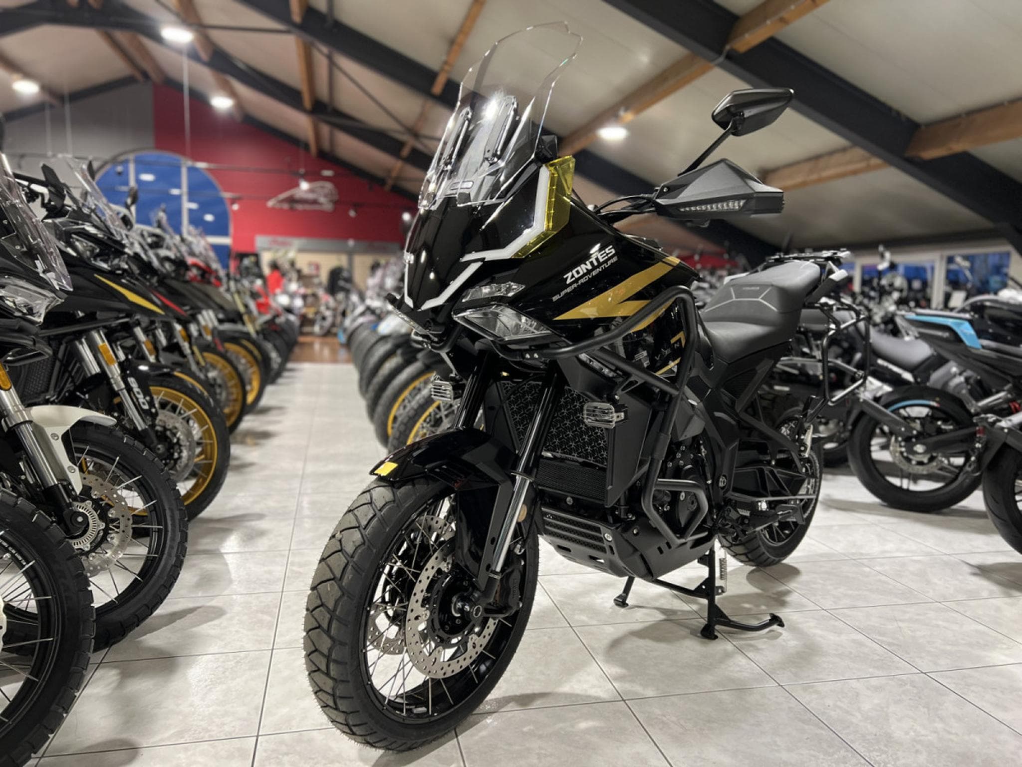 Zontes 703 F BLACK/GOLD 19 + Pack valises offert (2026) - Photo 2