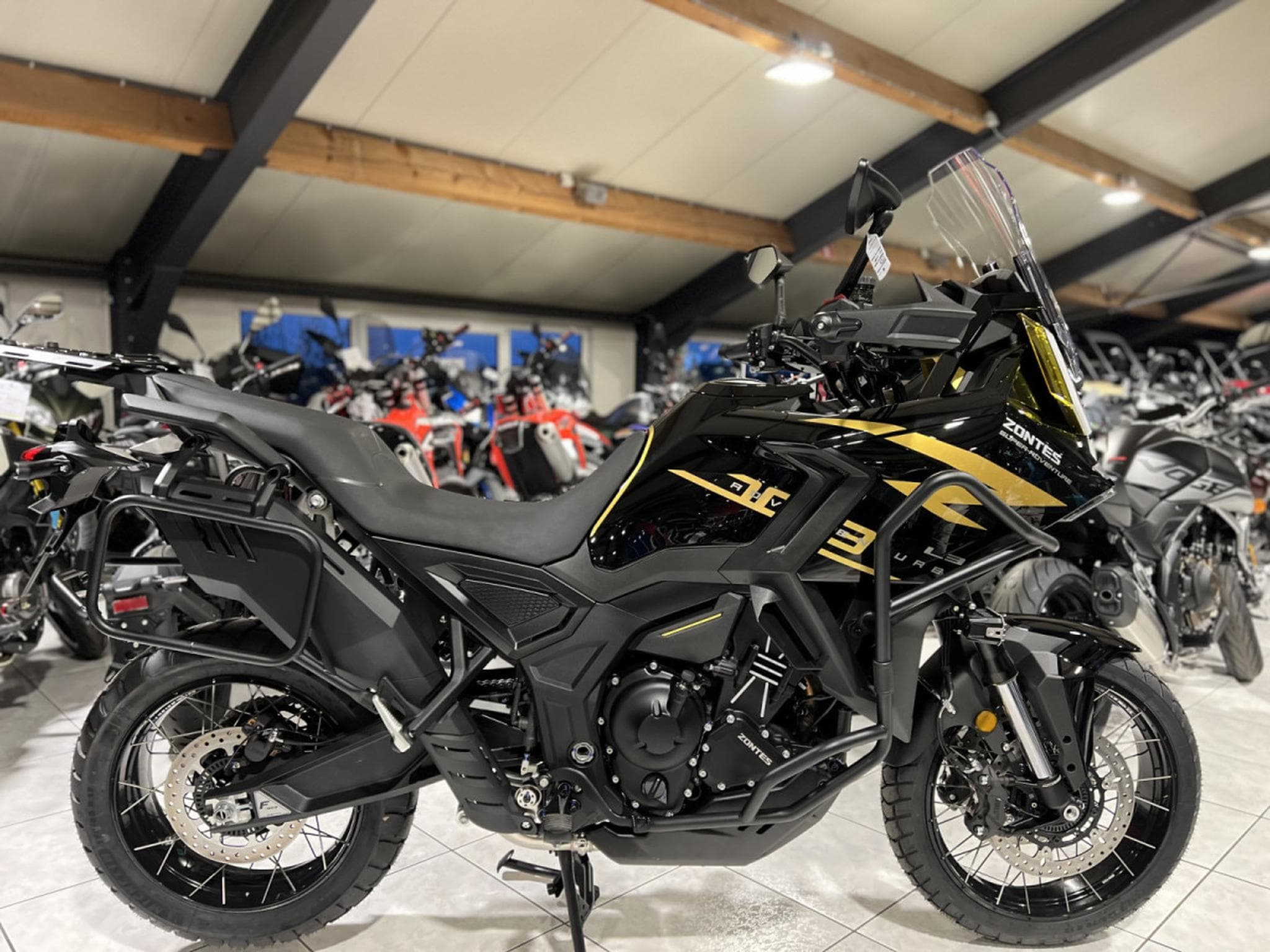 Zontes 703 F BLACK/GOLD 19 + Pack valises offert (2026) - Photo 1
