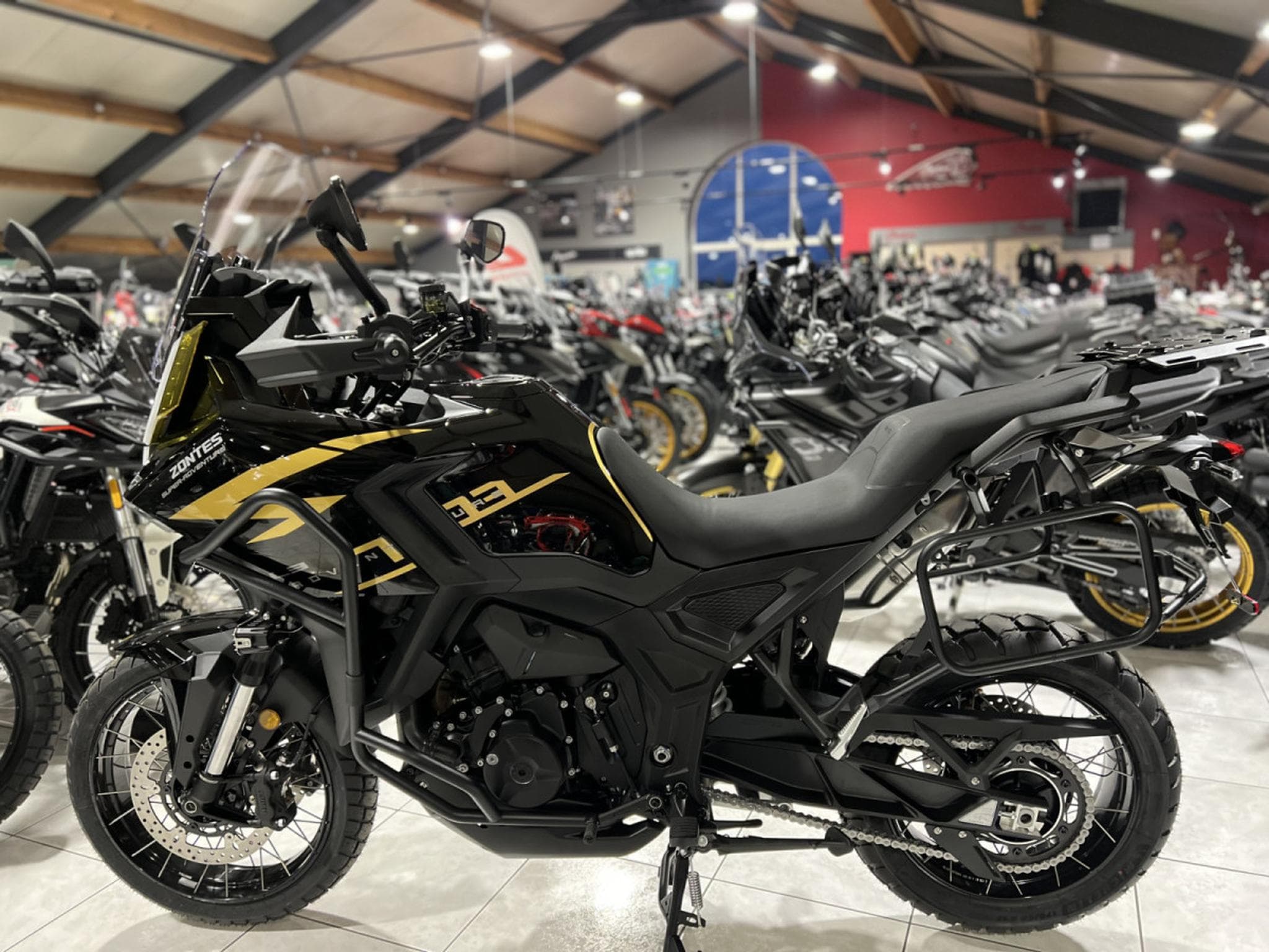 Zontes 703 F BLACK/GOLD 19 + Pack valises offert (2026) - Photo 4