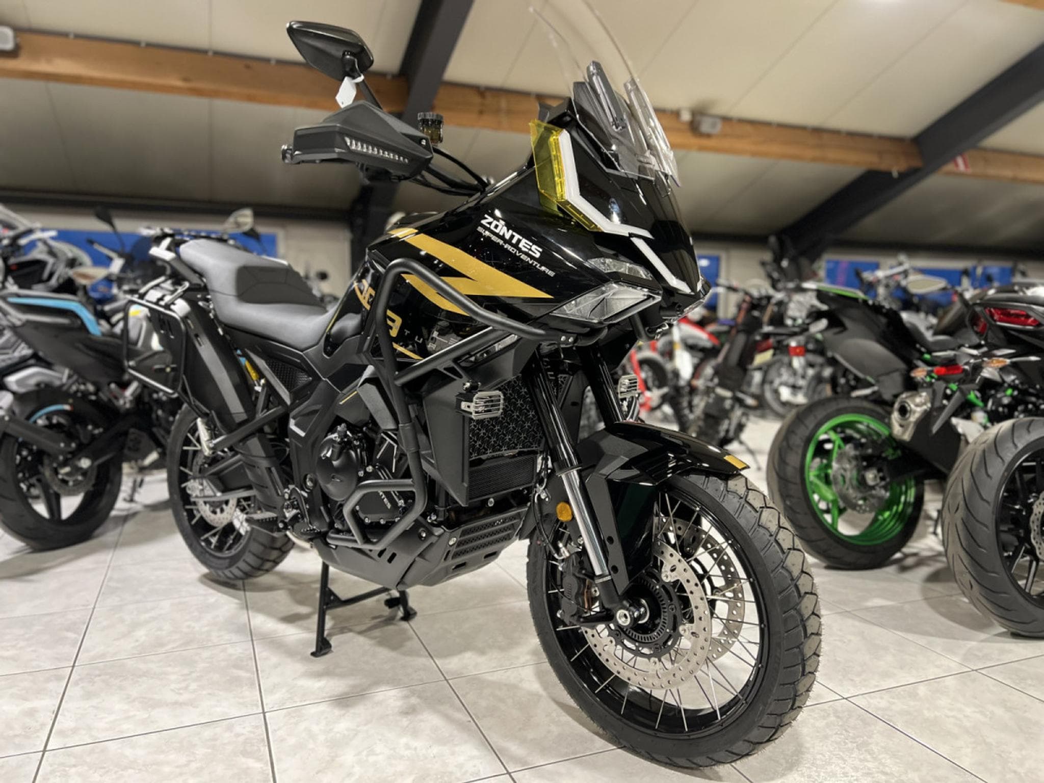 Zontes 703 F BLACK/GOLD 19 + Pack valises offert (2026) - Photo 7