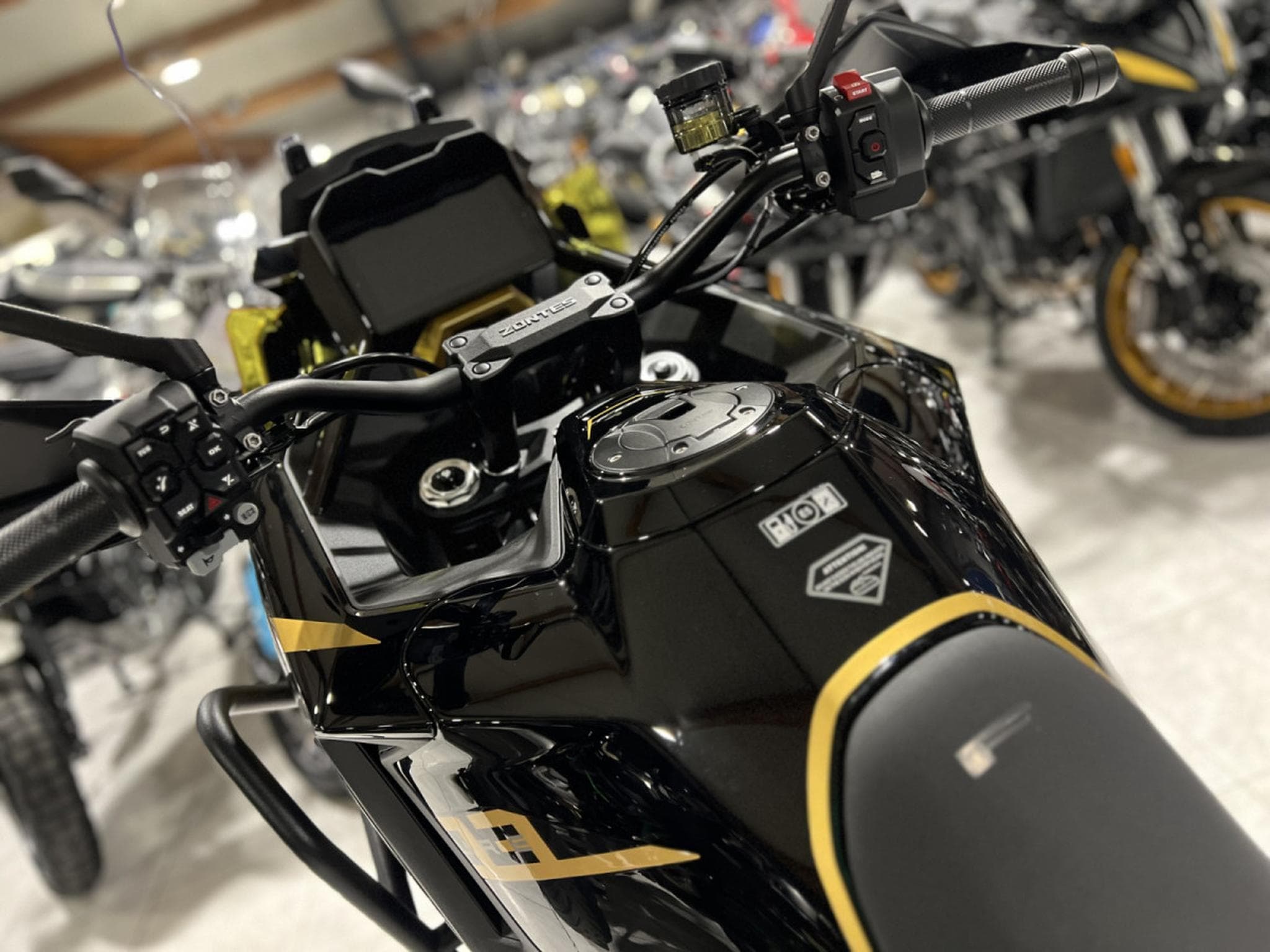 Zontes 703 F BLACK/GOLD 19 + Pack valises offert (2026) - Photo 6