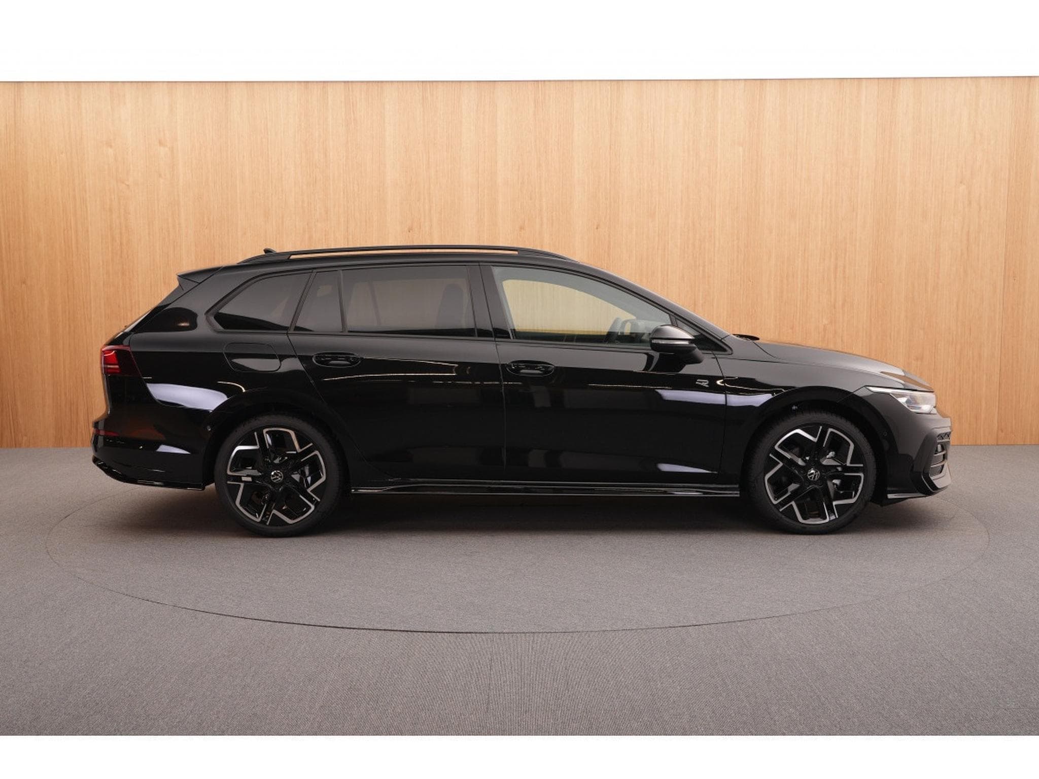 VW Golf Variant R-Line 1.5 eTSI 110KW-150CV DSG7 - (2025) - Photo 6