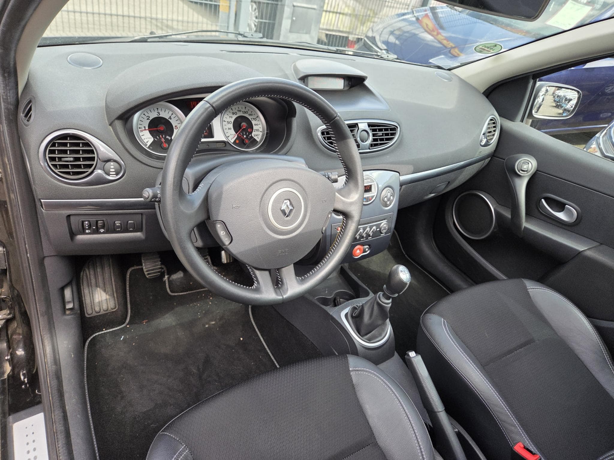 Renault Clio BREAK DCI 86CV 1ère propriétaire (2009) - Photo 5