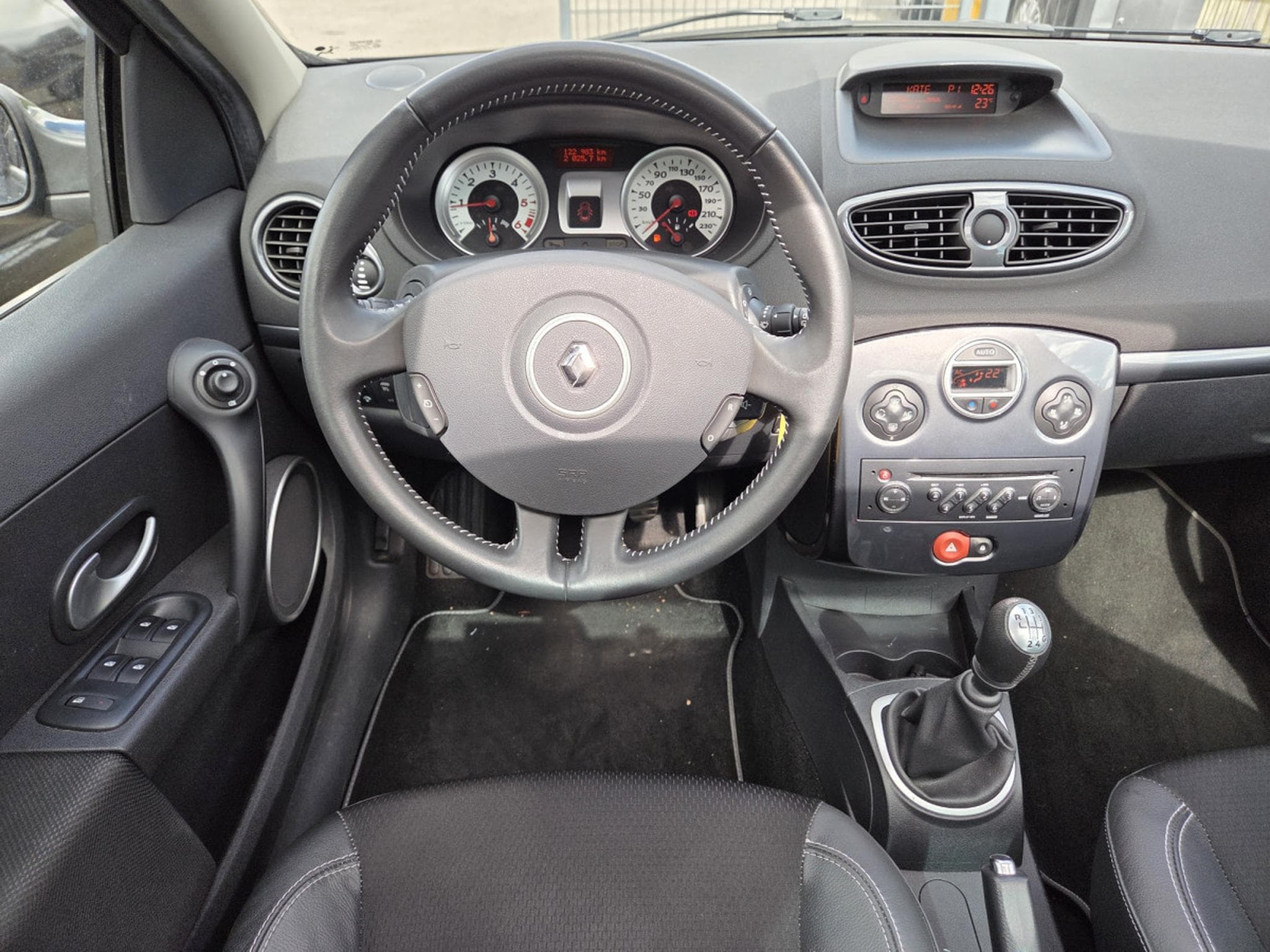 Renault Clio BREAK DCI 86CV 1ère propriétaire (2009) - Photo 9