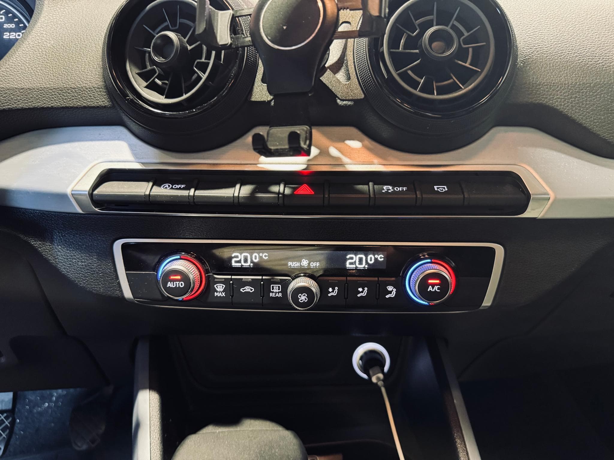 Audi Q2 1.4 TFSI COD 150 ch BVM6 Sport (2018) - Photo 14