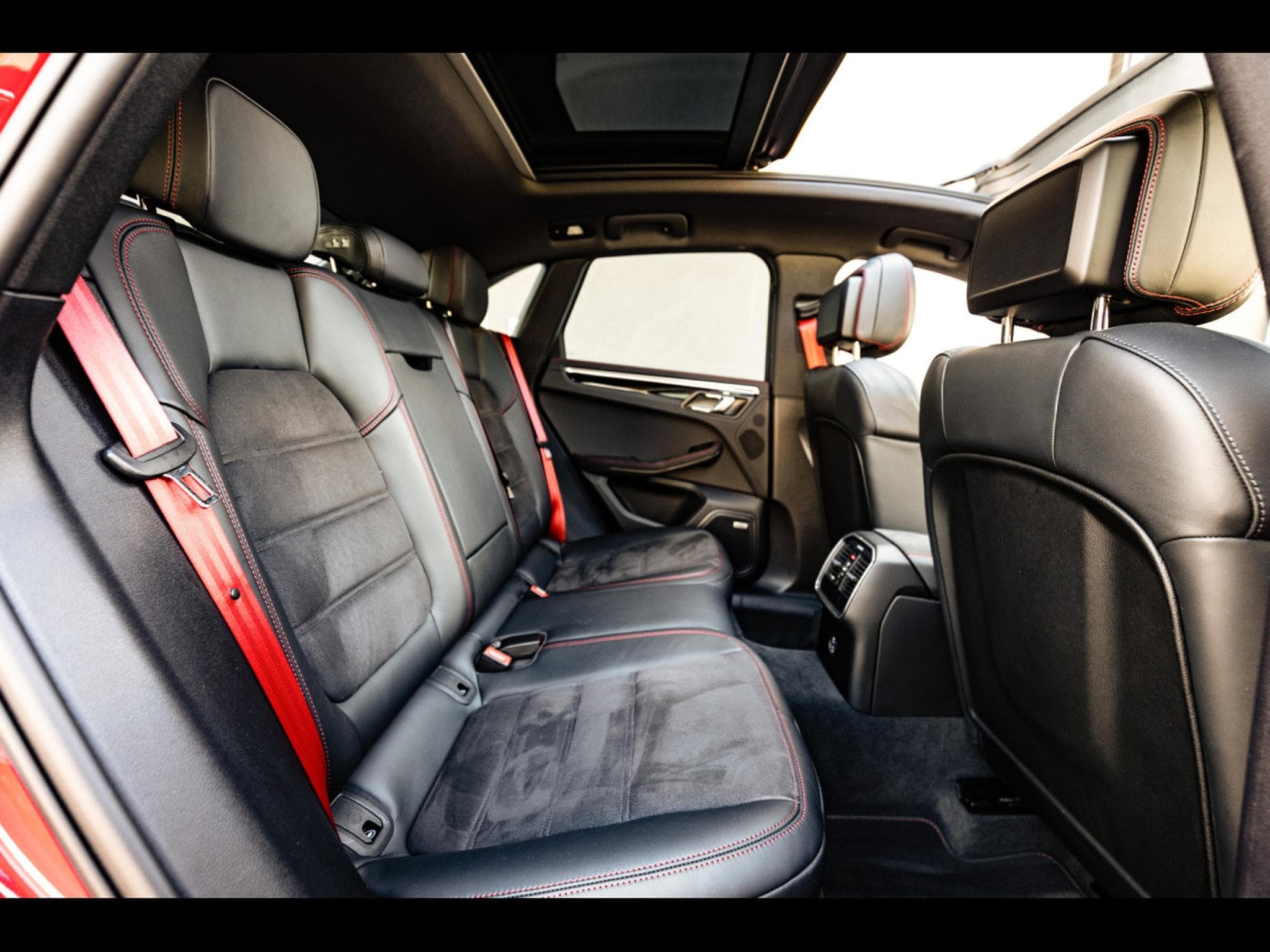 Porsche Macan III GTS PDK (441 CH) - CARMINE RED (2022) - Photo 17