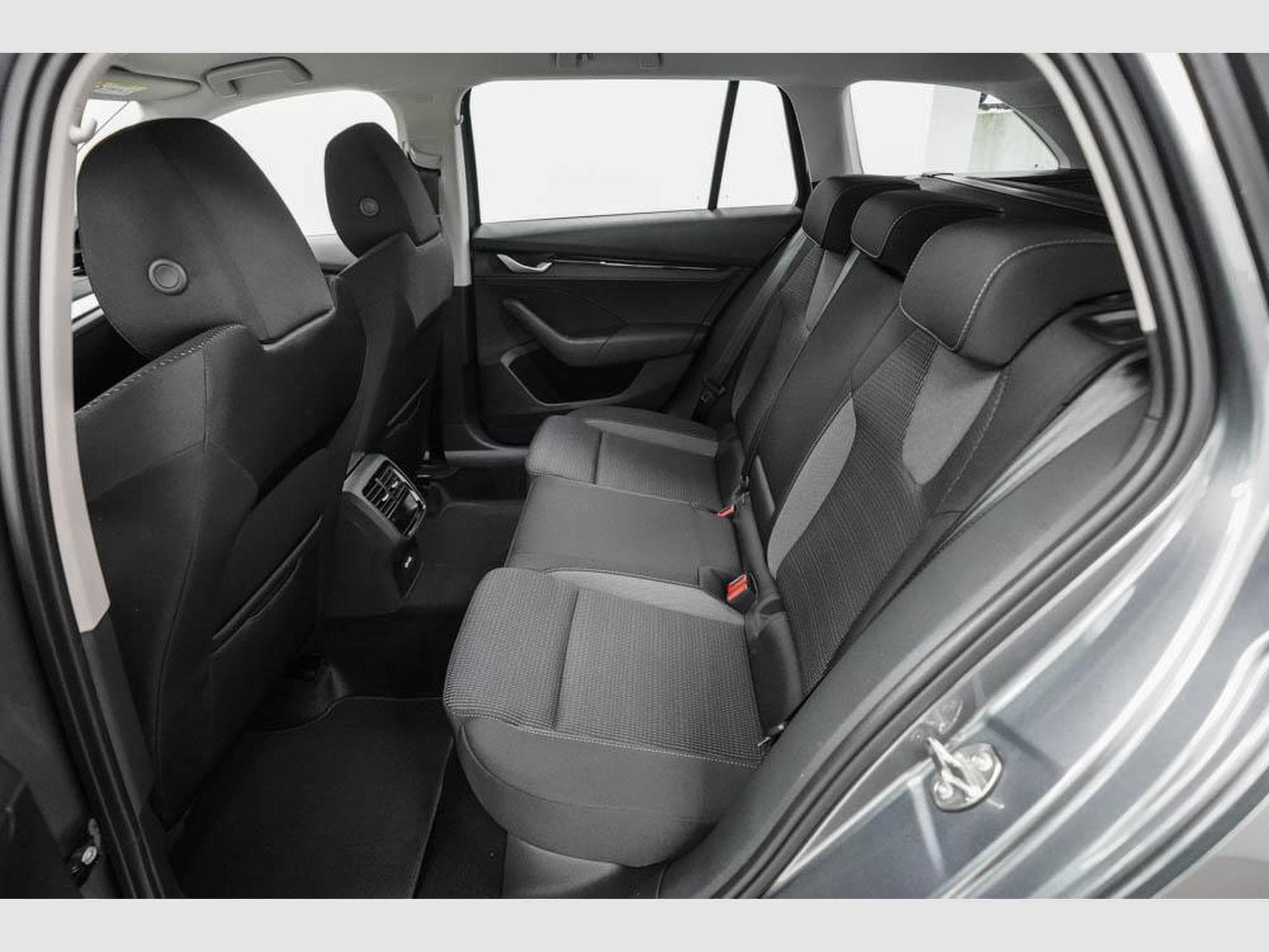 Skoda Octavia Kombi 1,5 eTSI (2025) - Foto 16