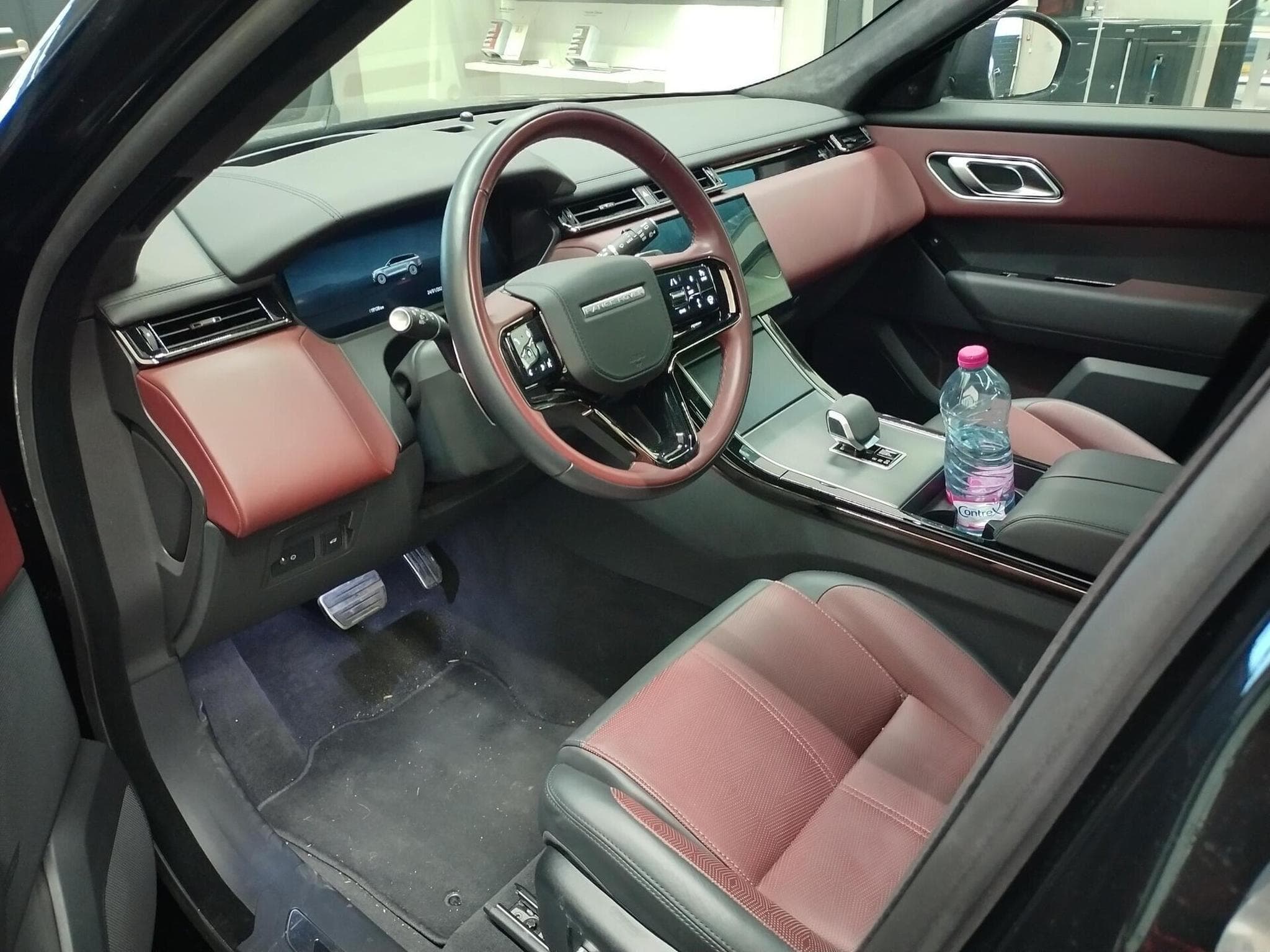 Land-Rover Range Rover Velar P400 Essence (2023) - Photo 2