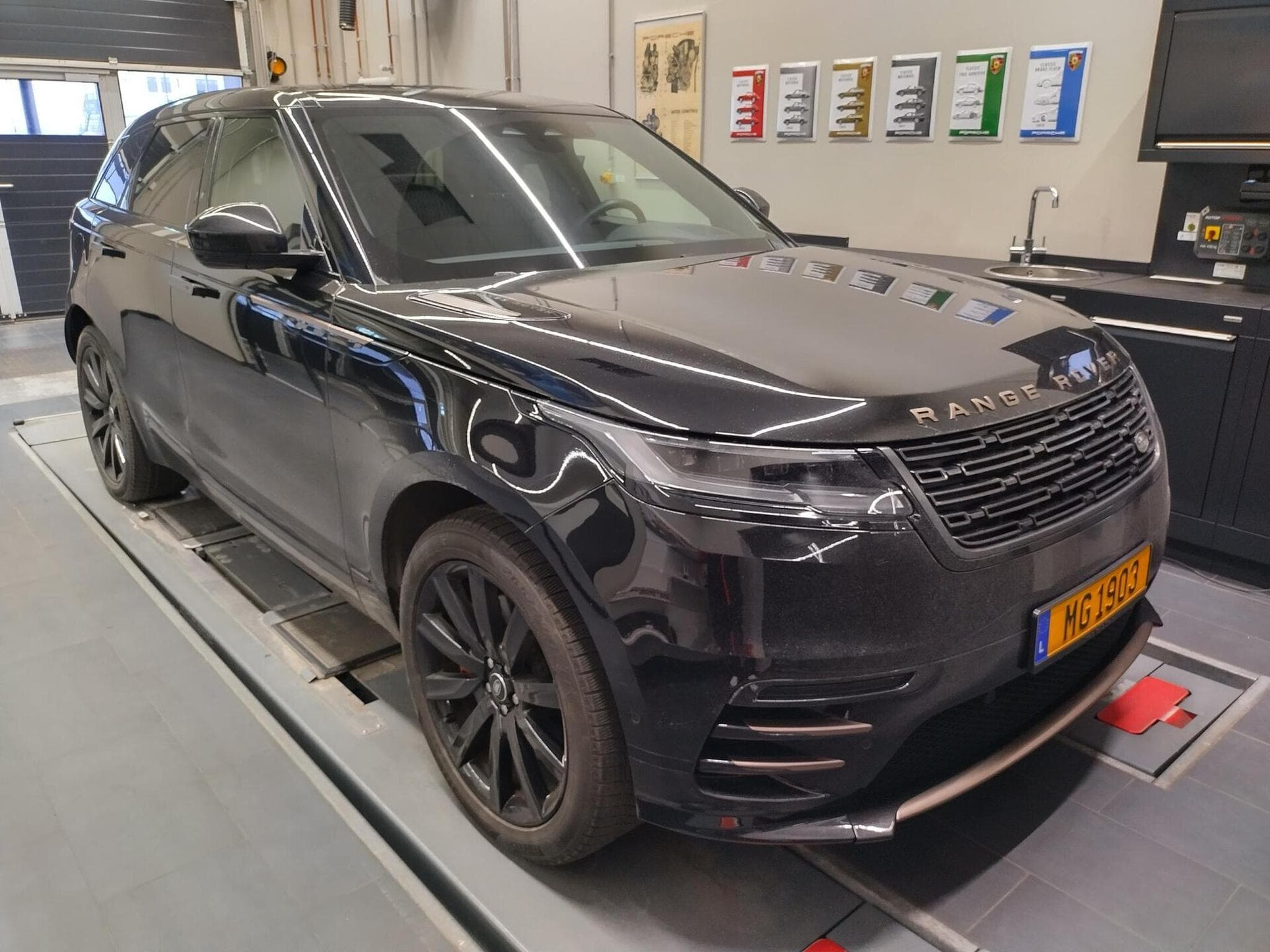 Land-Rover Range Rover Velar P400 Essence (2023) - Photo 3