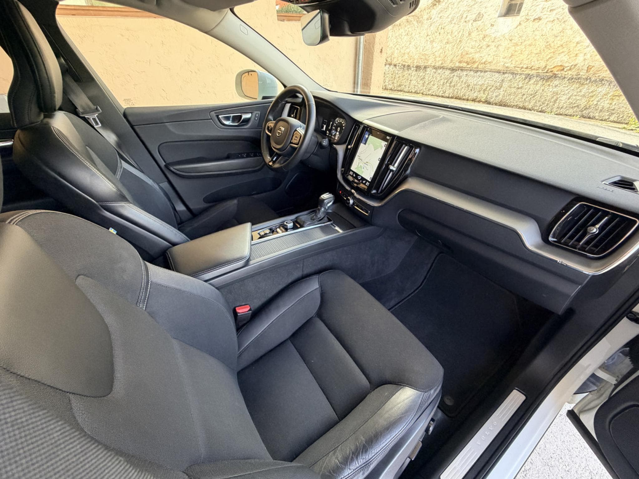 Volvo XC60 D4 MOMENTUM AUTOMATIQUE 190CV (2019) - Photo 6