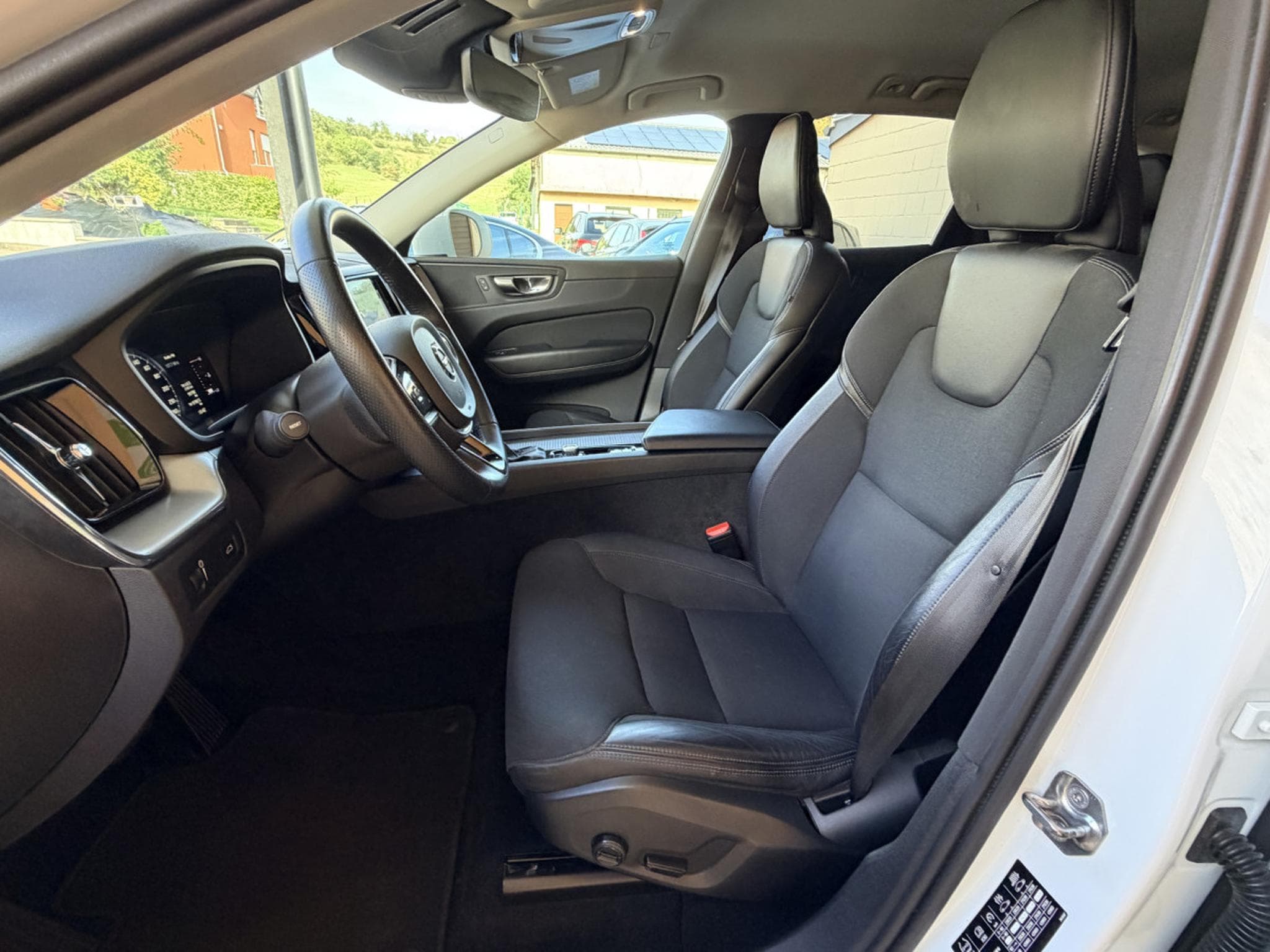 Volvo XC60 D4 MOMENTUM AUTOMATIQUE 190CV (2019) - Photo 10