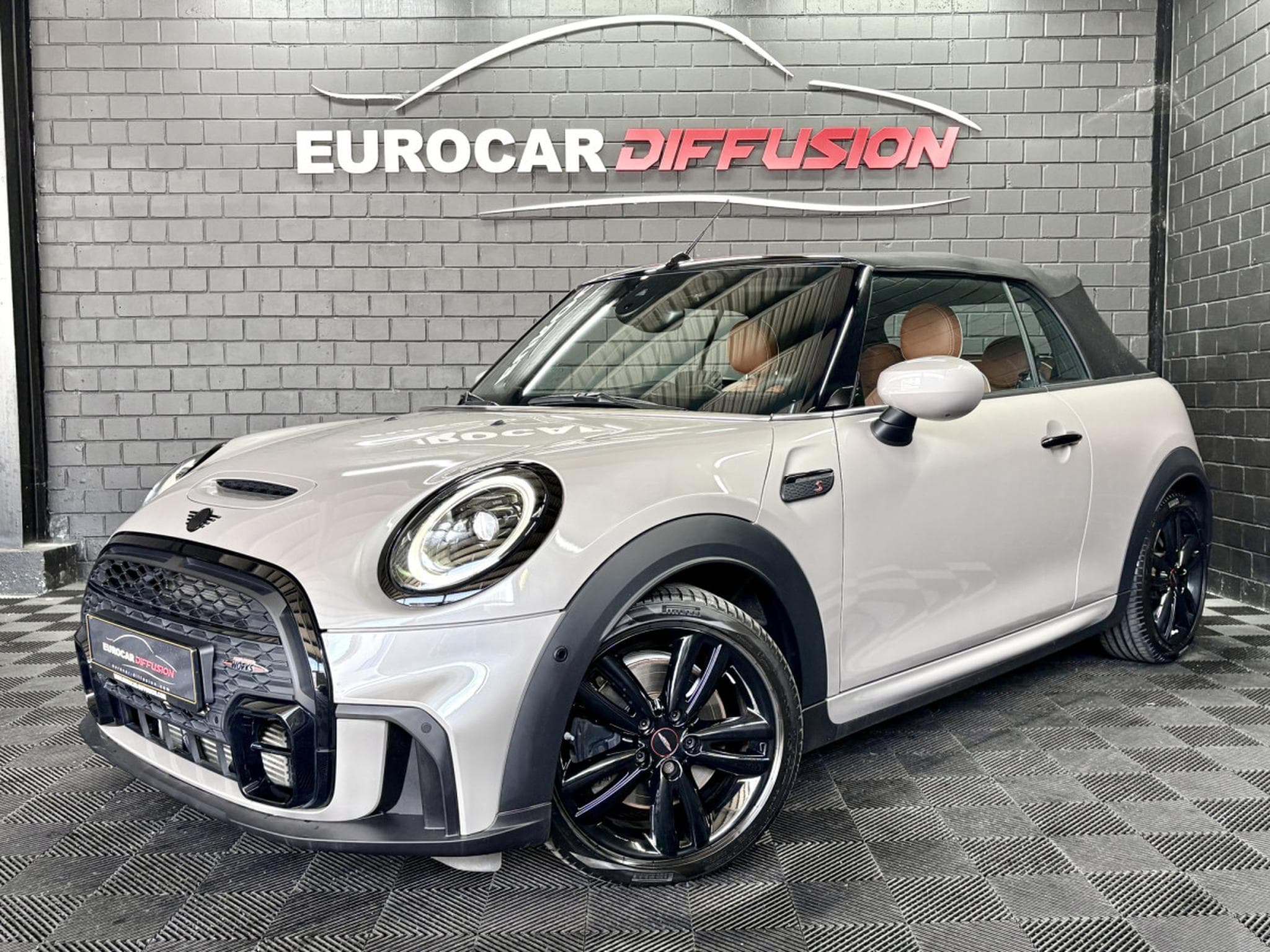 Mini Cooper S Cabriolet JCW 178 CV *CAM* *HARMAN* *TÊTE HAUTE* *CUIR* (2023) - Photo 2