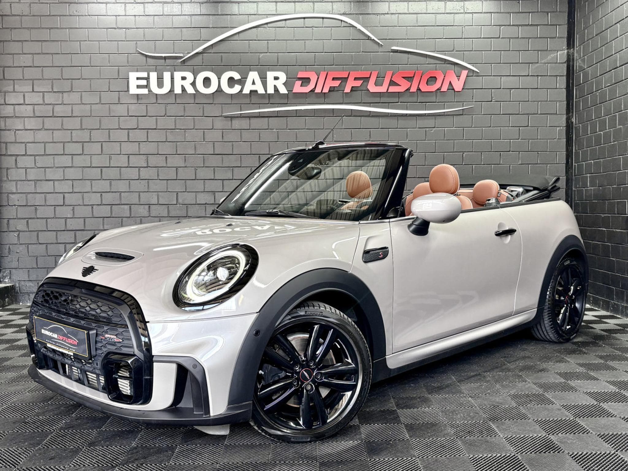 Mini Cooper S Cabriolet JCW 178 CV *CAM* *HARMAN* *TÊTE HAUTE* *CUIR* (2023) - Photo 1