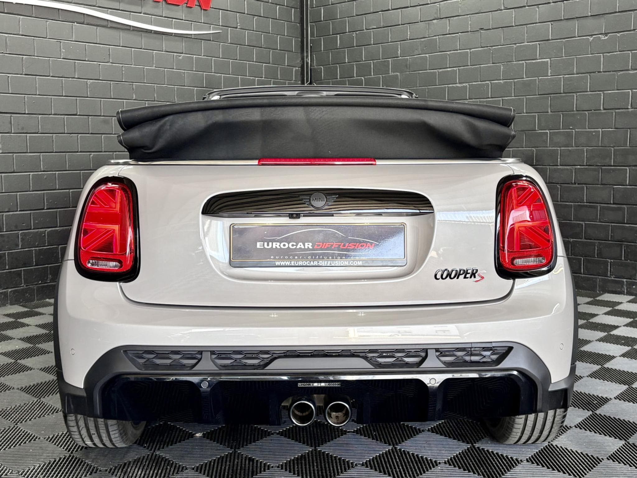 Mini Cooper S Cabriolet JCW 178 CV *CAM* *HARMAN* *TÊTE HAUTE* *CUIR* (2023) - Photo 6