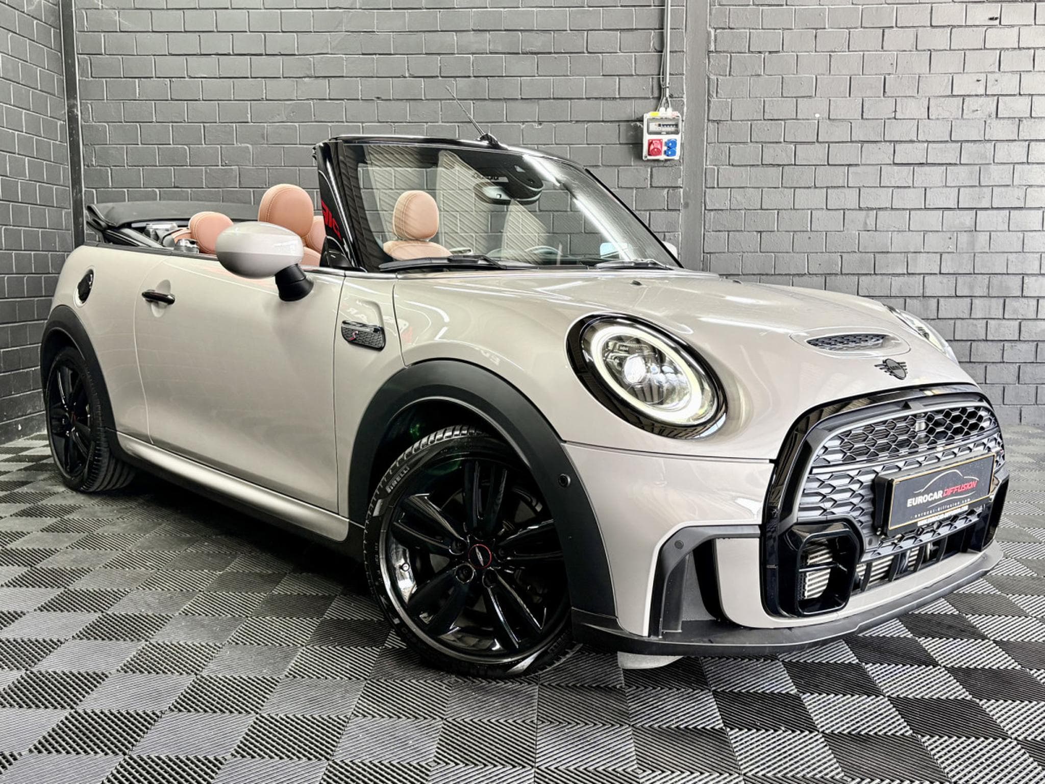 Mini Cooper S Cabriolet JCW 178 CV *CAM* *HARMAN* *TÊTE HAUTE* *CUIR* (2023) - Photo 4