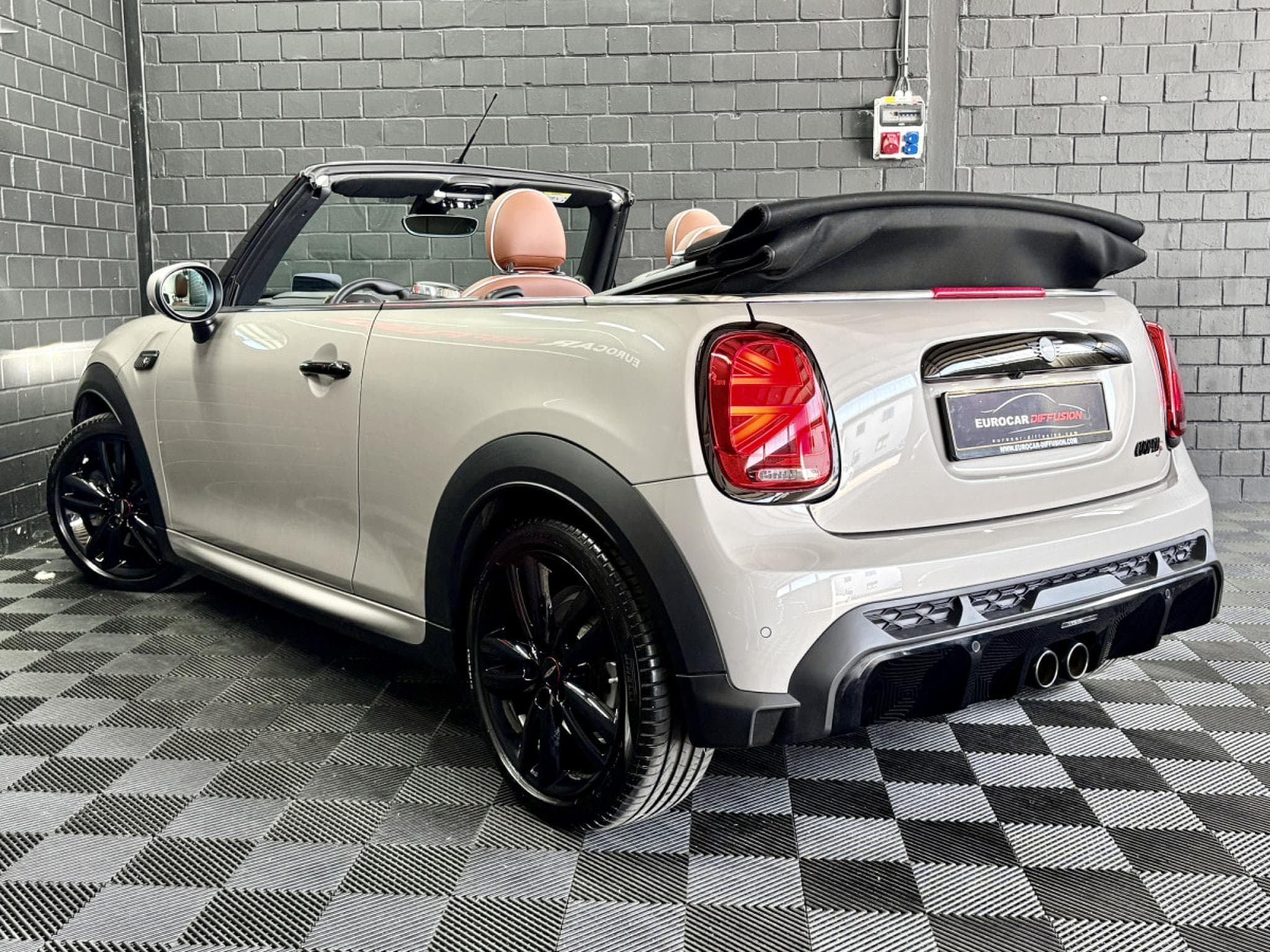 Mini Cooper S Cabriolet JCW 178 CV *CAM* *HARMAN* *TÊTE HAUTE* *CUIR* (2023) - Photo 5