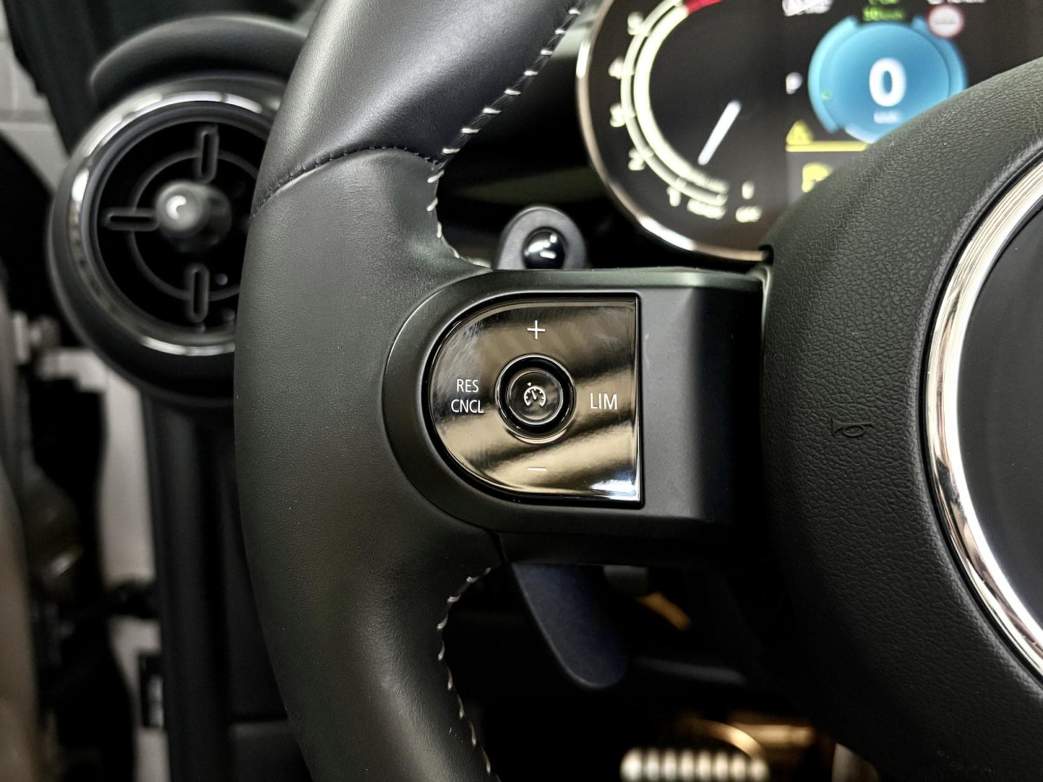 Mini Cooper S Cabriolet JCW 178 CV *CAM* *HARMAN* *TÊTE HAUTE* *CUIR* (2023) - Photo 11