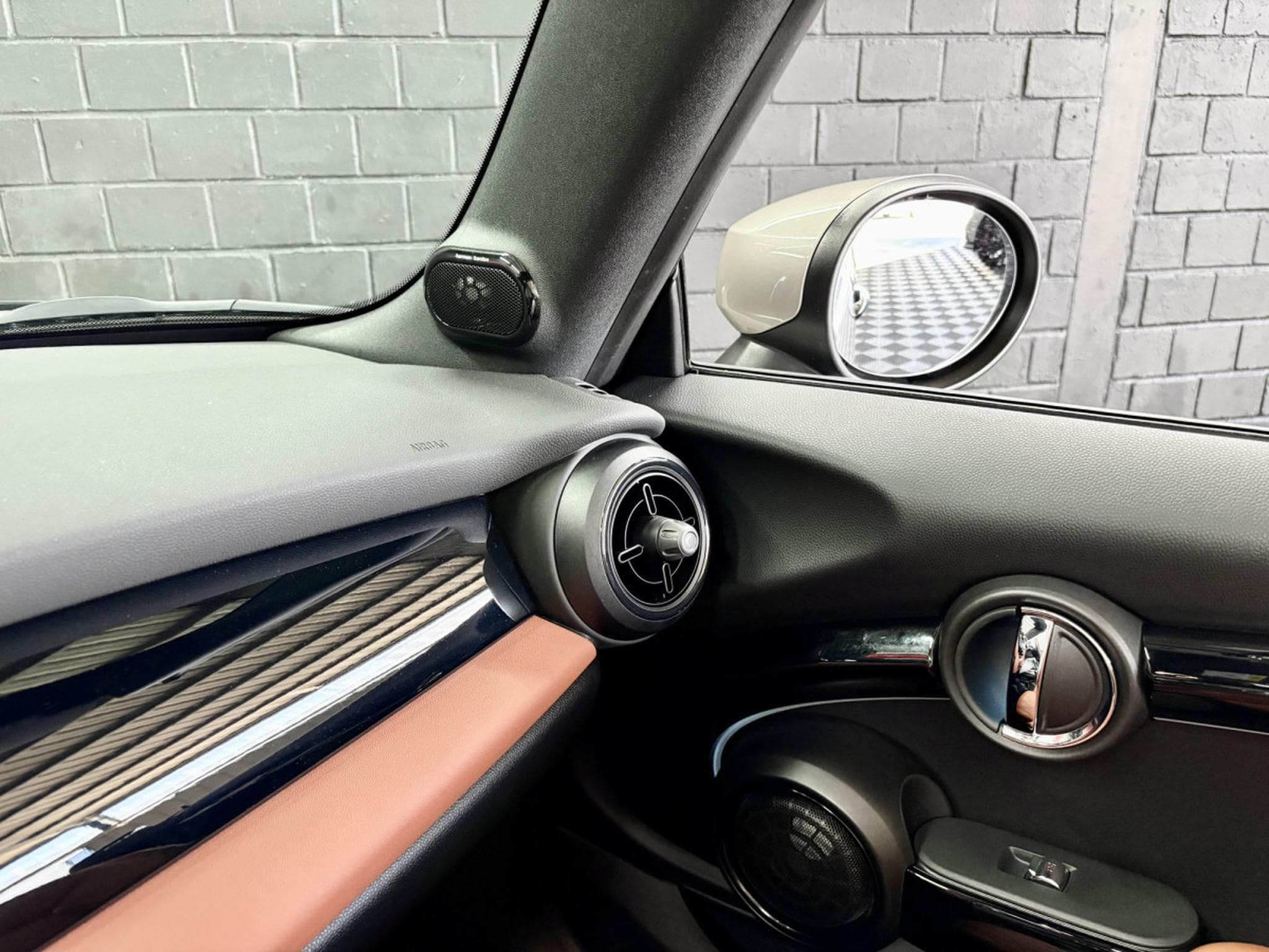 Mini Cooper S Cabriolet JCW 178 CV *CAM* *HARMAN* *TÊTE HAUTE* *CUIR* (2023) - Photo 20