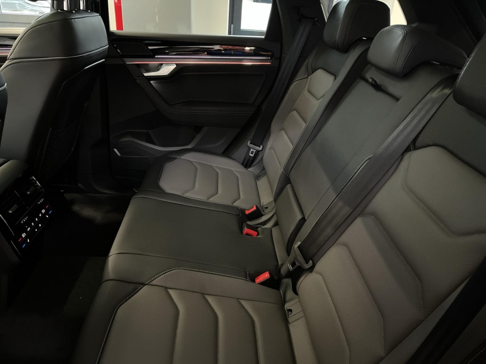 VW Touareg 3.0 TDI 210 kW 4Motion R-Line Final Edition (2026) - Photo 13