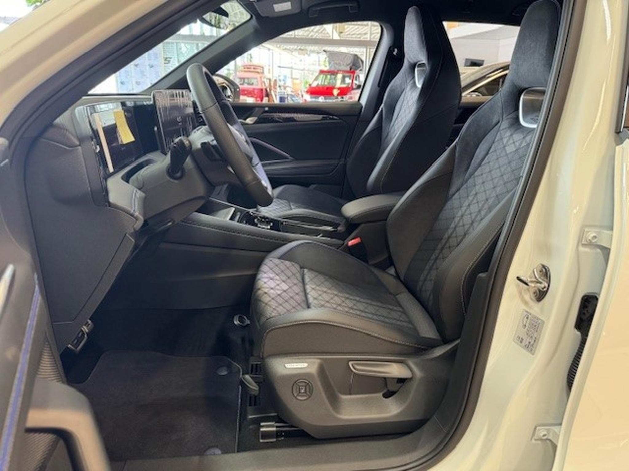 VW Tiguan R-Line 1.5 eTSI 110KW-150CV DSG7 - Garantie 5 ans / 100 000 (2024) - Photo 7