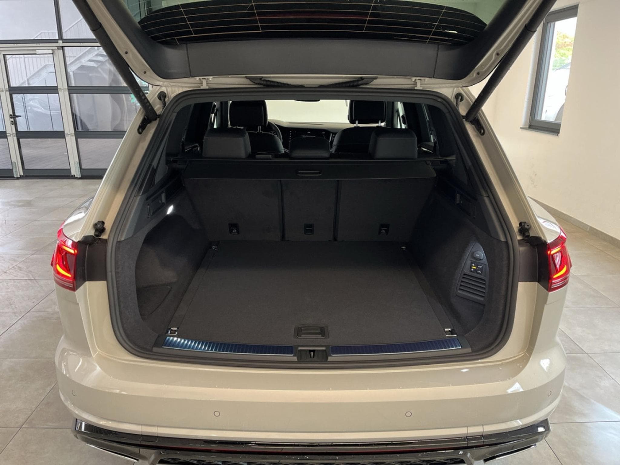 VW Touareg 3.0 TDI 210 kW 4Motion R-Line Final Edition (2026) - Foto 6