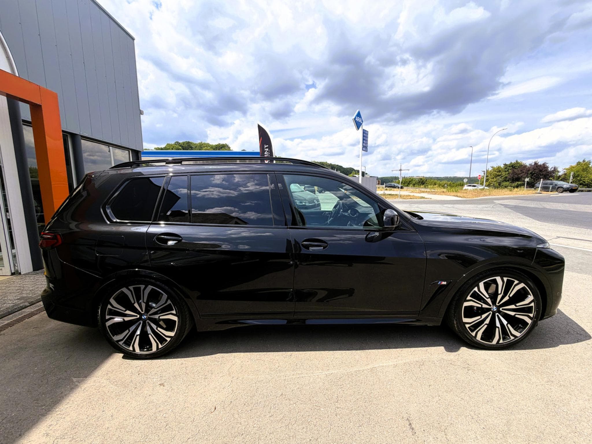 BMW X7 M60i SKY LOUNGE, B&W, 23" FULL PPF, KRISTALL ICONIC GLOW (2025) - Photo 4