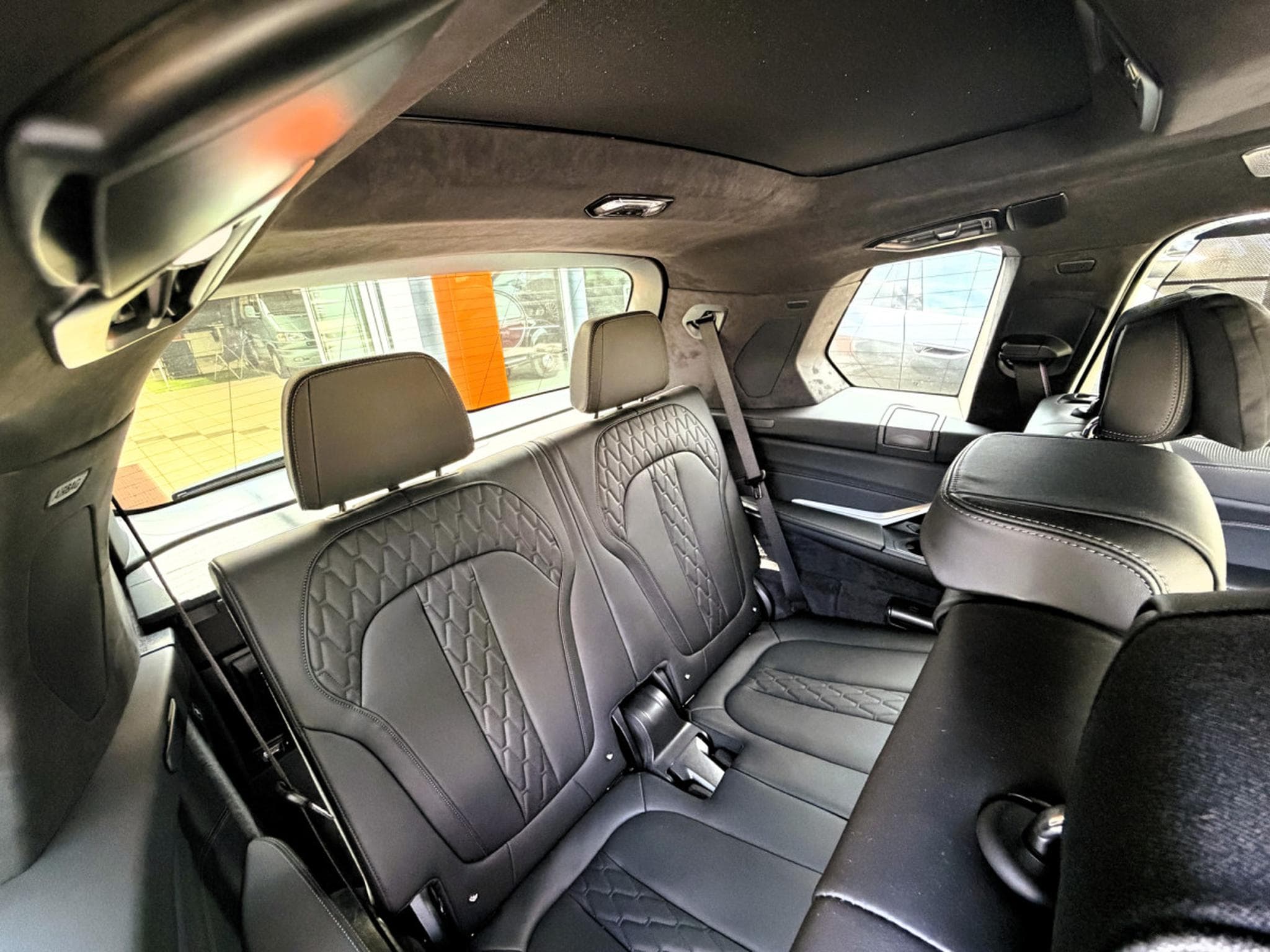 BMW X7 M60i SKY LOUNGE, B&W, 23" FULL PPF, KRISTALL ICONIC GLOW (2025) - Photo 19