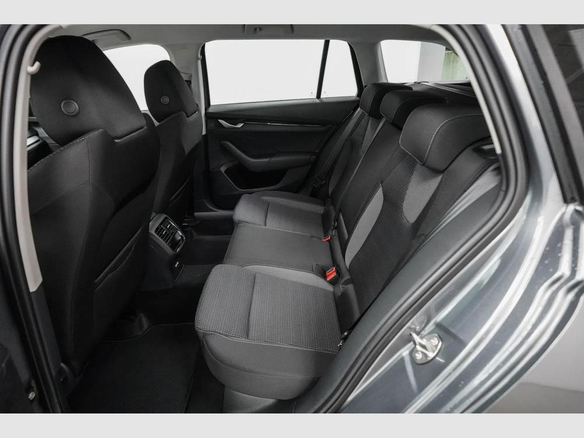 Skoda Octavia Kombi 1,5 eTSI (2026) - Foto 17