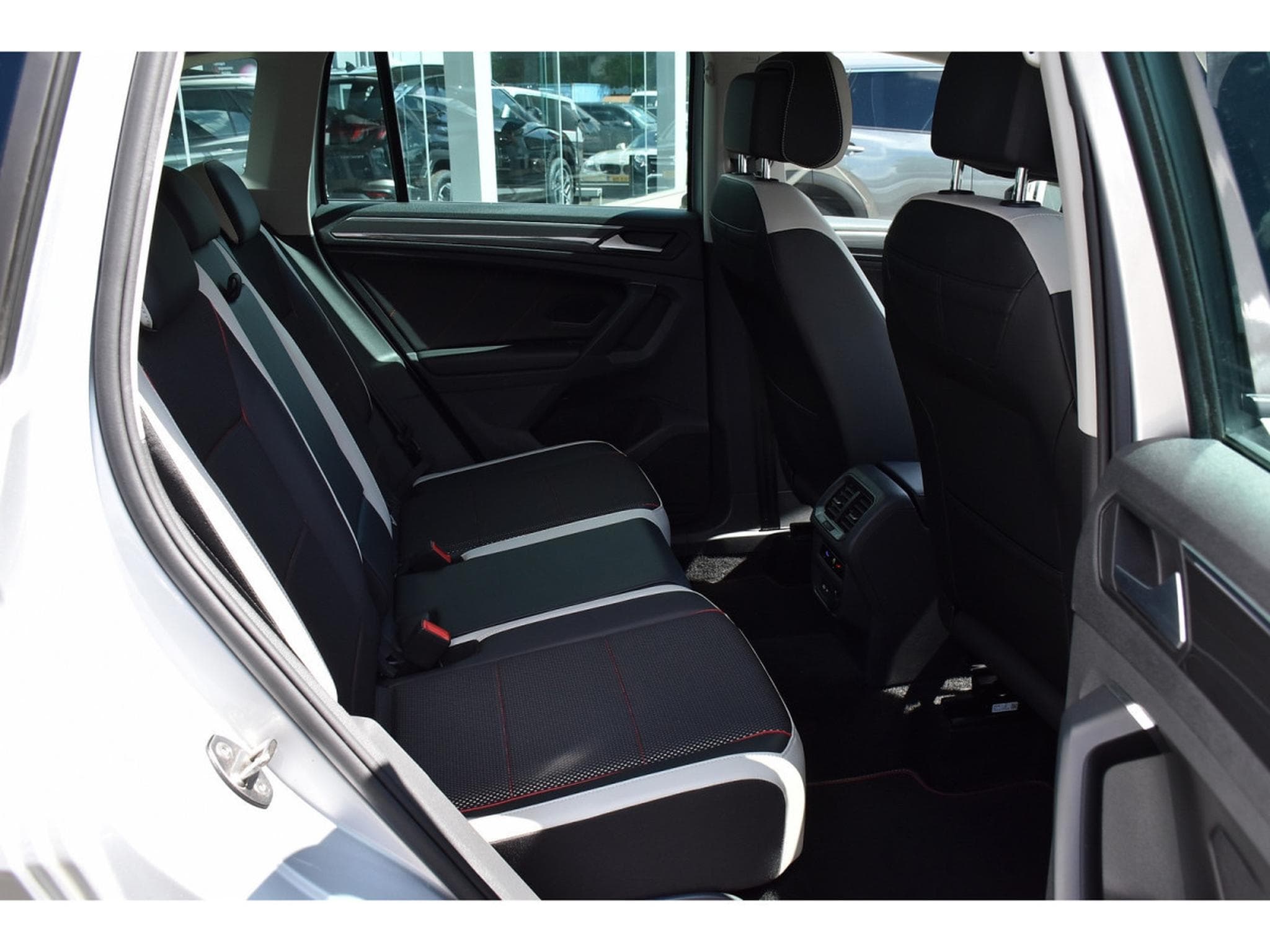 VW Tiguan 1.5 TSI URBAN SPORT DSG ACC BLIS HUD H&K ATT RMQ 1° MAIN (2022) - Photo 8