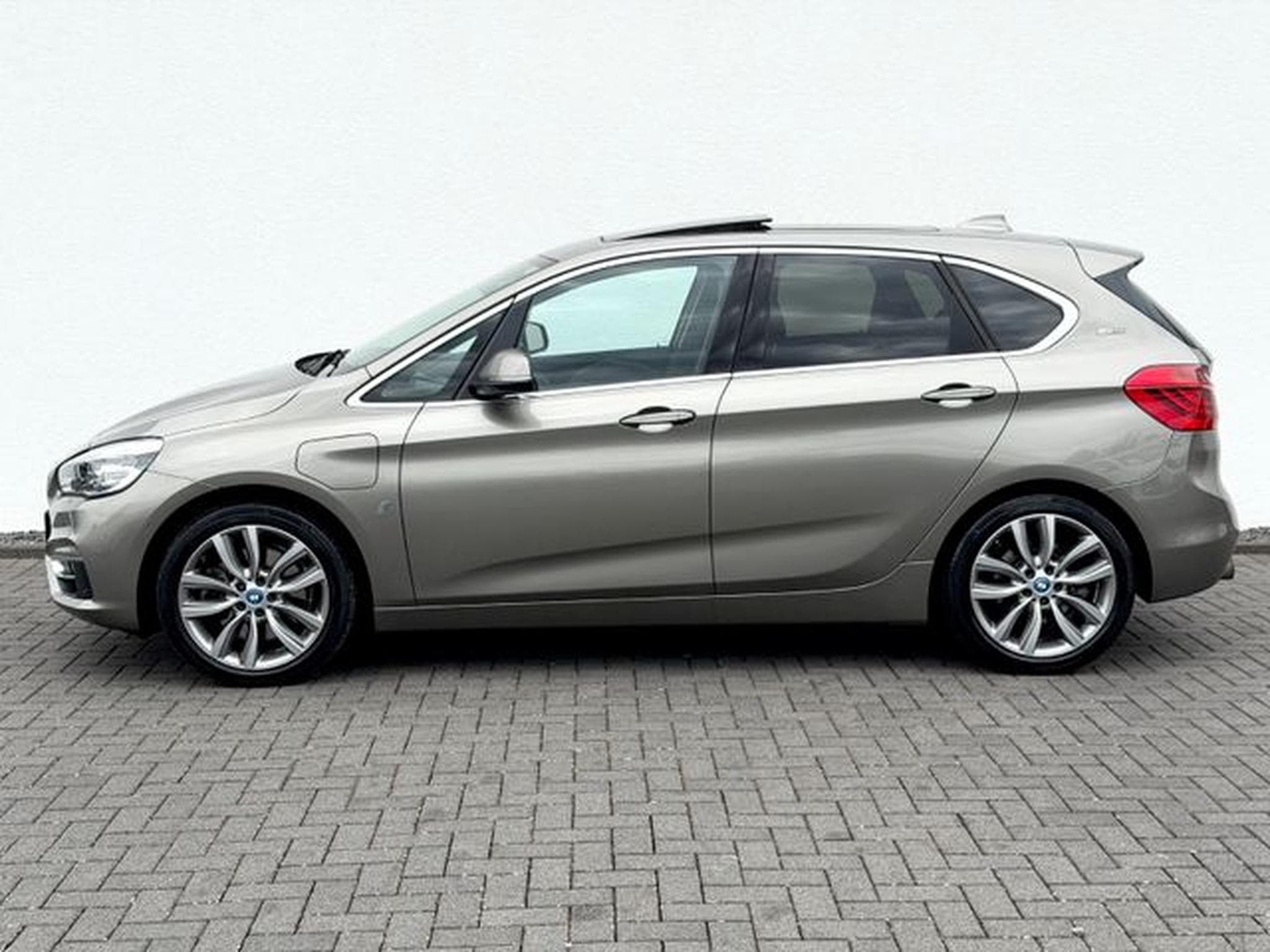 BMW 225 Active Tourer 225 xe Luxury Line /LED/PANO/HUD/ (2017) - Photo 8