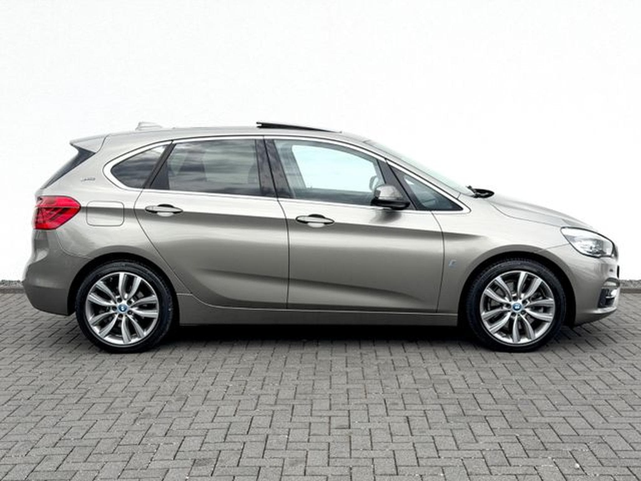 BMW 225 Active Tourer 225 xe Luxury Line /LED/PANO/HUD/ (2017) - Photo 4