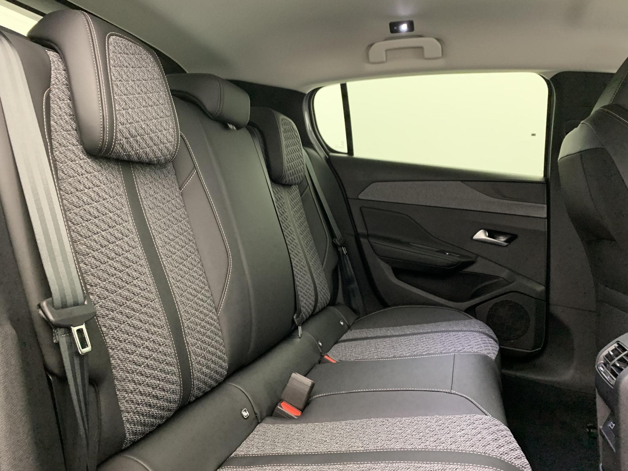 Peugeot 308 Hybrid 145 e-DCS6 Allure (2025) - Photo 10