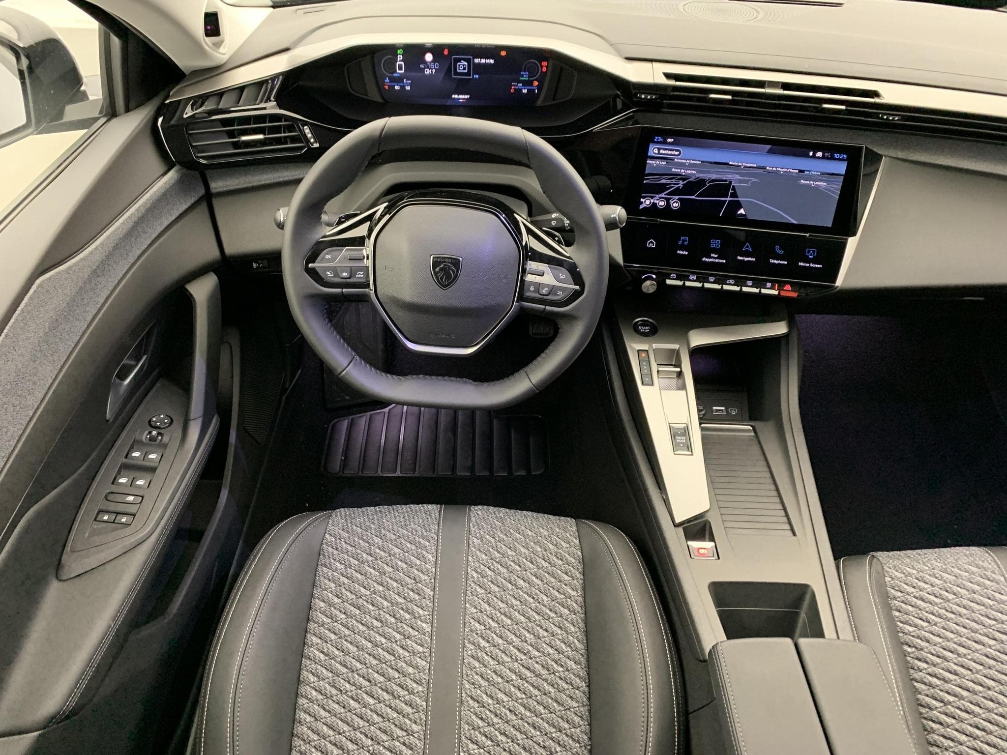 Peugeot 308 Hybrid 145 e-DCS6 Allure (2025) - Photo 13
