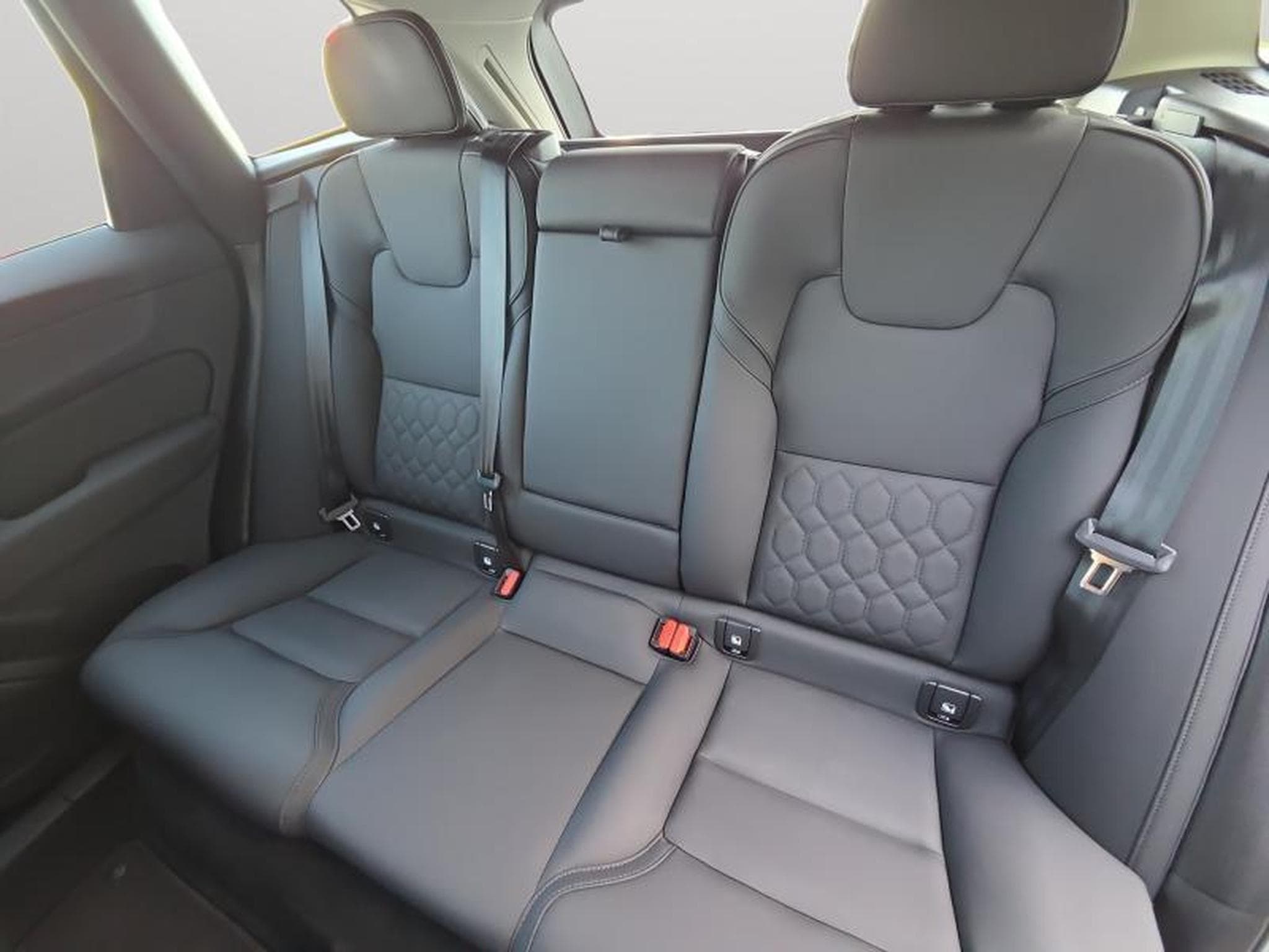 Volvo XC60 Facelift B5 Core / Essence (2025) - Photo 13