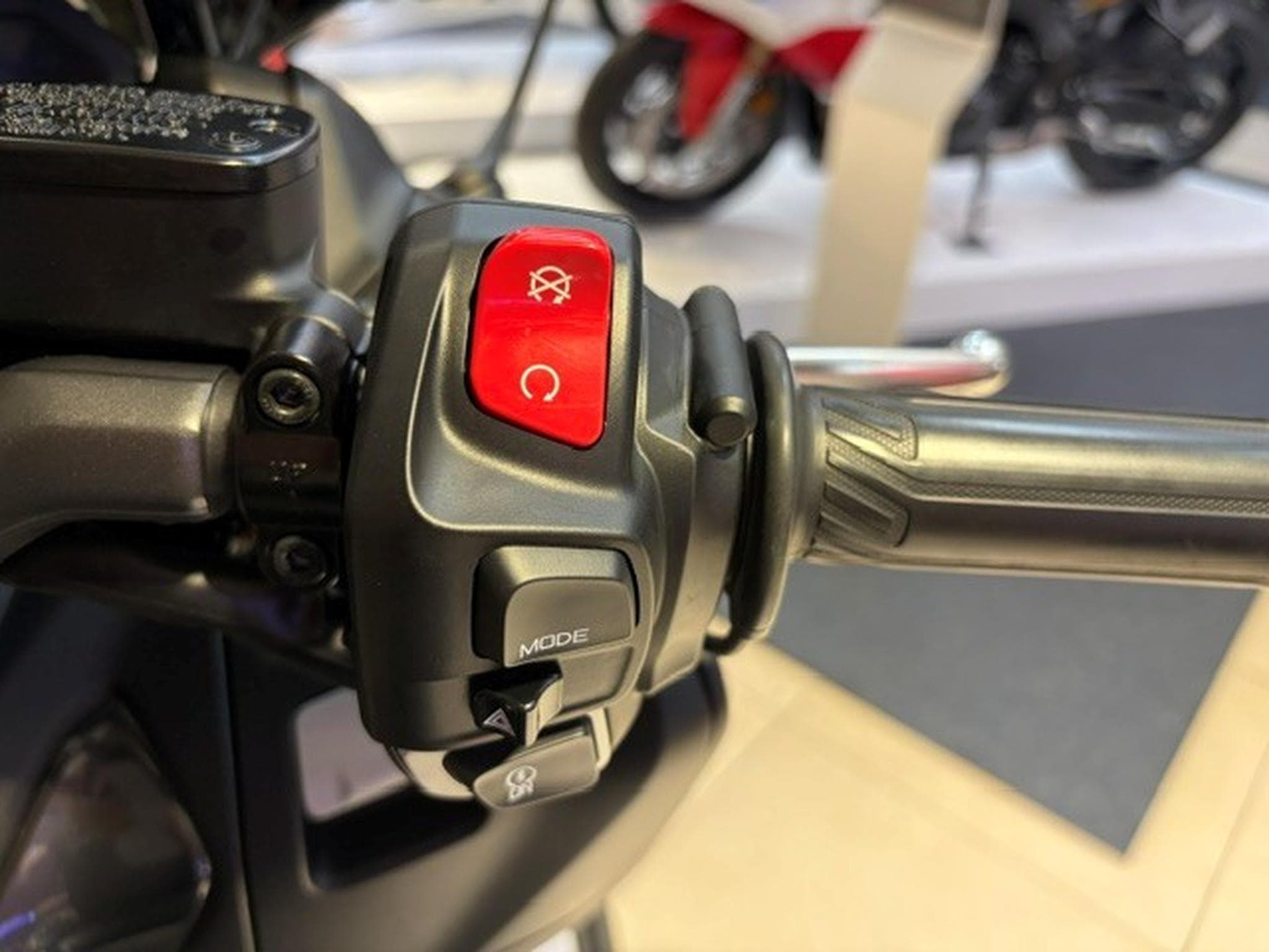 Yamaha T-Max Tech Max (2024) - Photo 13